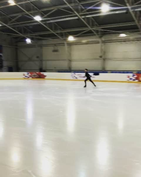 ブレンダン・ケリーのインスタグラム：「Finally after 3 months of no skating with a busted leg & Covid 😷 I’m back to training, and of course, having fun with my team and i’m super excited for the new season!! 😁 #edea #johnwilson #goldseal #owia #nswis #isa #twizzle #2XU #nswisa」