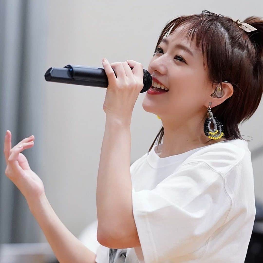 伊藤千晃のインスタグラム：「今日はライブに向けての最後のリハーサル日でした♬ ⁡ たくさん笑って汗かいて、仲間と一緒に本番に向けて準備する時間が愛おしく幸せでした‼︎ ⁡ はやくみんなに会いたいな♡ ⁡  ⁡#会いに行くからね  #リハーサル #love」