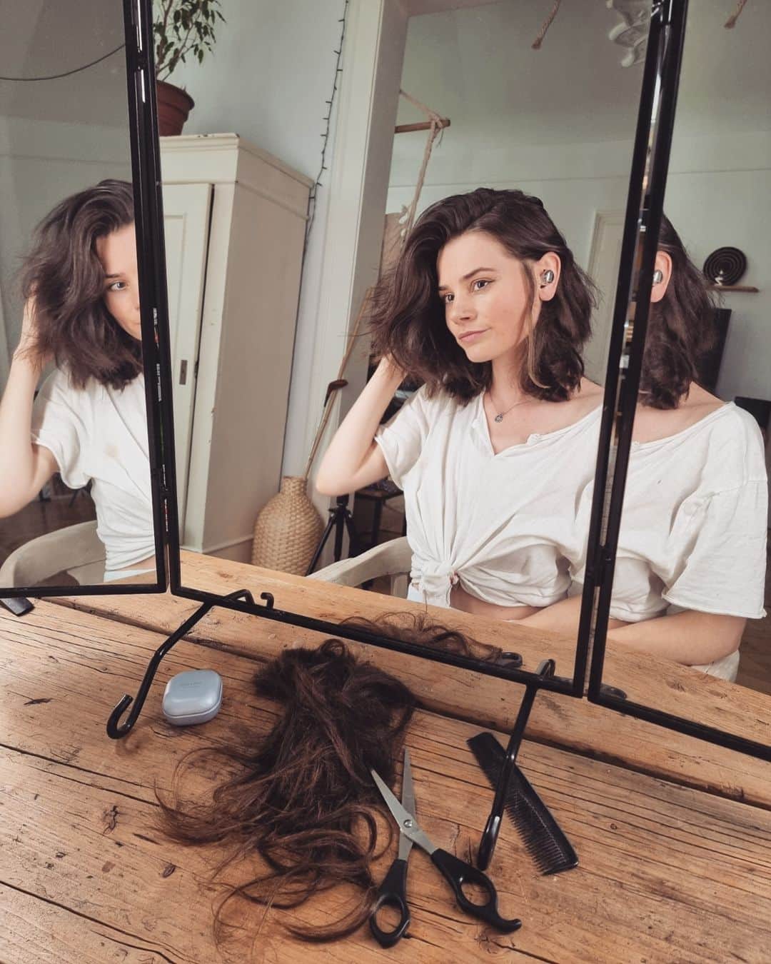 Joyce Ilgのインスタグラム：「*Werbung 💇🏻‍♀️ Ohren zu, Haare ab. Ich hab mir nen Bob geschnitten! Selbst! 90% der Leute meinten vorher zu mir "tu es nicht, lass sie lang". Oder "lass das lieber einen Friseur machen". Ich wollte es aber unbedingt selbst mal probieren. Sind nur Haare, wachsen nach. Entscheidungen sollte man immer selbst treffen & nicht nach den Erwartungen andrer. Also meine #GalaxyBudsPro Kopfhörer rein & Active Noise Cancelling an, dann hört man nix mehr, was man nicht will 😂. Im letzten Part seht ihr, was mir dann doch für ein Fail passiert ist 😂. Aber verspielt sich. Wie findet ihr die Frisur auf den Fotos? Ich liebs & fühle mich befreit. #withGalaxy #TeamGalaxy @samsunggermany」