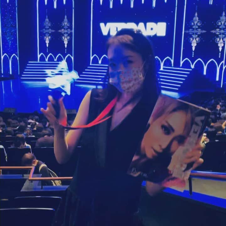 のインスタグラム：「ペンライト❣️❣️ 2時間半150%で走り続ける後輩に敬意を表します🥂 感謝の気持ちを忘れず、 少しでも皆さんが元気になってくれたら、、と、宝塚って素晴らしい⭐️  #星組#宝塚歌劇#宝塚#verdad#礼真琴  会場も素敵だったけど、全体的に暗い中お衣装もダークカラーが多くて残念。  #宝塚の衣装を作るのが夢#宝塚衣装」