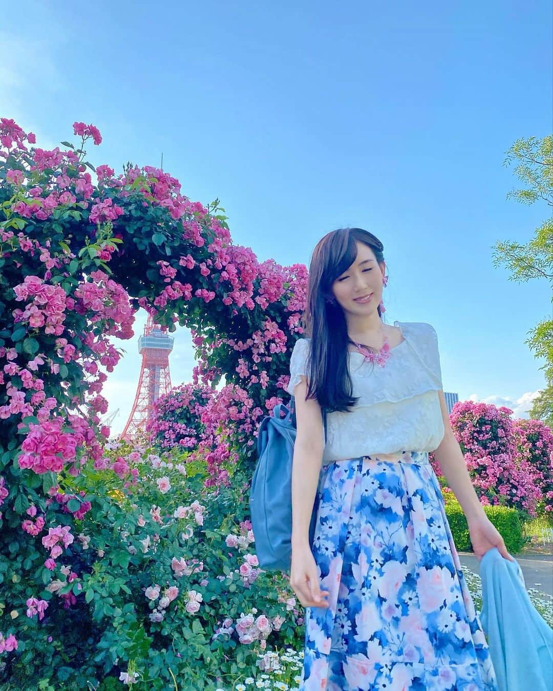 谷中麻里衣のインスタグラム：「Rose garden picnic 🌹  いつかのお花に癒された日🌸  りかこちゃん @rcktime のスーパーフードのスムージー＆ボウルでピクニックも💕 写真とるとき以外マスクしてたけれど、外は息苦しくなくて幸せになります🥰  #ピクニック#薔薇#スーパーフード」