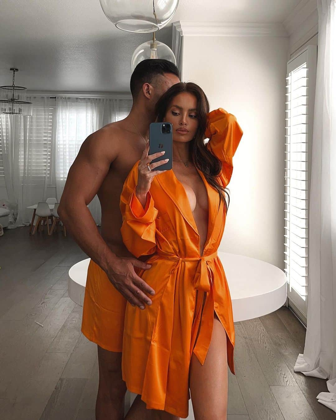 サラ・ステージのインスタグラム：「🧡 i stole his @savagexfenty robe and not giving it back) #savagexambassador」