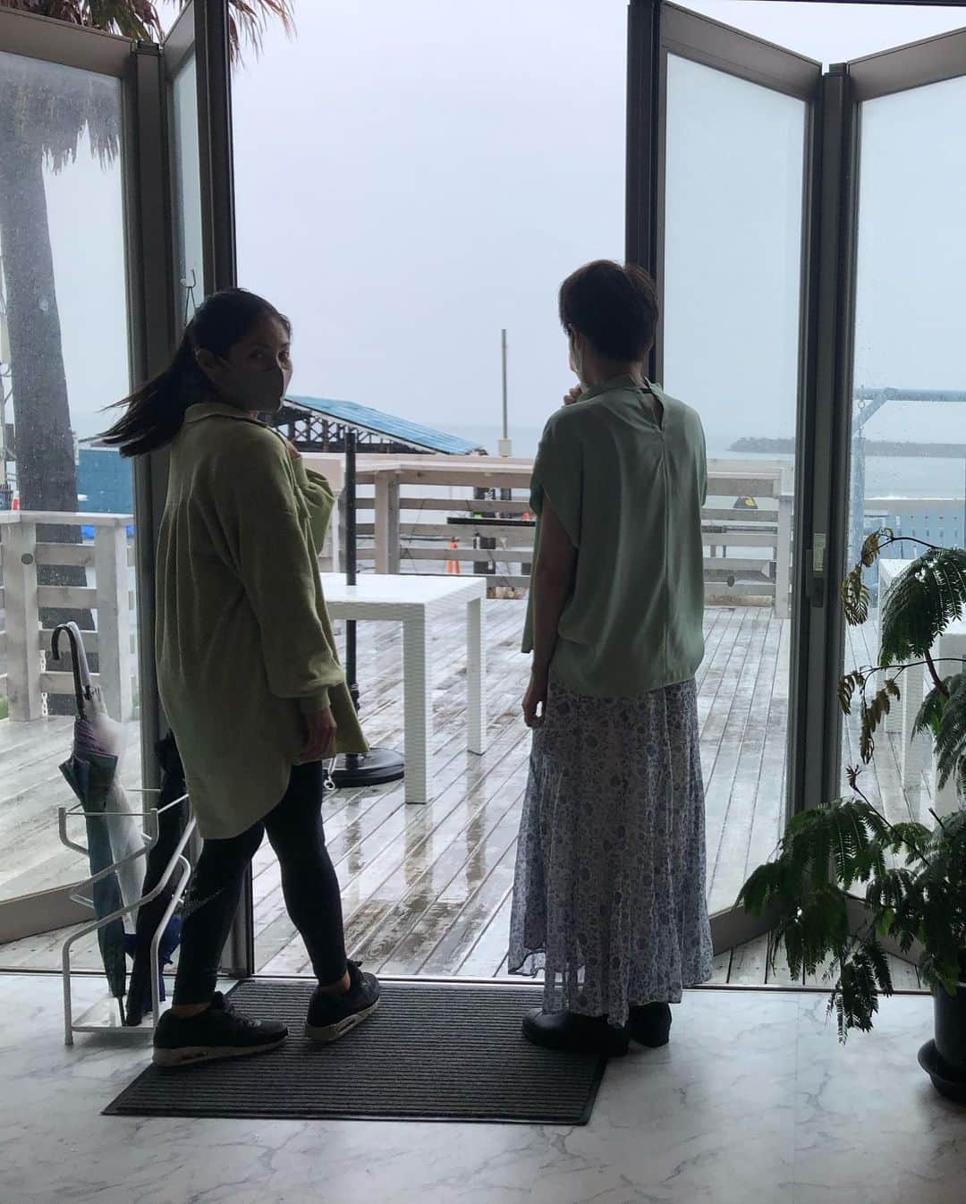 小野真弓さんのインスタグラム写真 - (小野真弓Instagram)「おはようございます😊 昨日からずっと土砂降り☔️ 凄い雨量です☔️☔️ 庭が田んぼのようになりました🐸 あまりに続くと災害など、心配ですね🥺 お気をつけて、 良い一日をお過ごしください☺️🌈  🌴🌺🍹  @nishioka_sumiko さんと一緒に、 @yuumi_seimiya ちゃんプロデュースの茅ヶ崎のカフェ @papermoon_chigasaki  に行ってきました✨ 砂浜が目の前の素敵なカフェ🏄‍♀️🌊✨ ご飯もおいしかったぁ😋 あいにくの雨でしたが、 久しぶりにおふたりと沢山お話しできて楽しかったです😆💕 テラスわんこokなので、 今度は、ハナハル連れて行きまーす🐾☺️🌴 ここでサンセット見たいなぁ✨  #茅ヶ崎#海の目の前のカフェ#わんこokカフェ#ペーパームーン茅ヶ崎 #清宮佑美　ちゃん#にしおかすみこ　さん」7月3日 6時43分 - hanaharuaroi