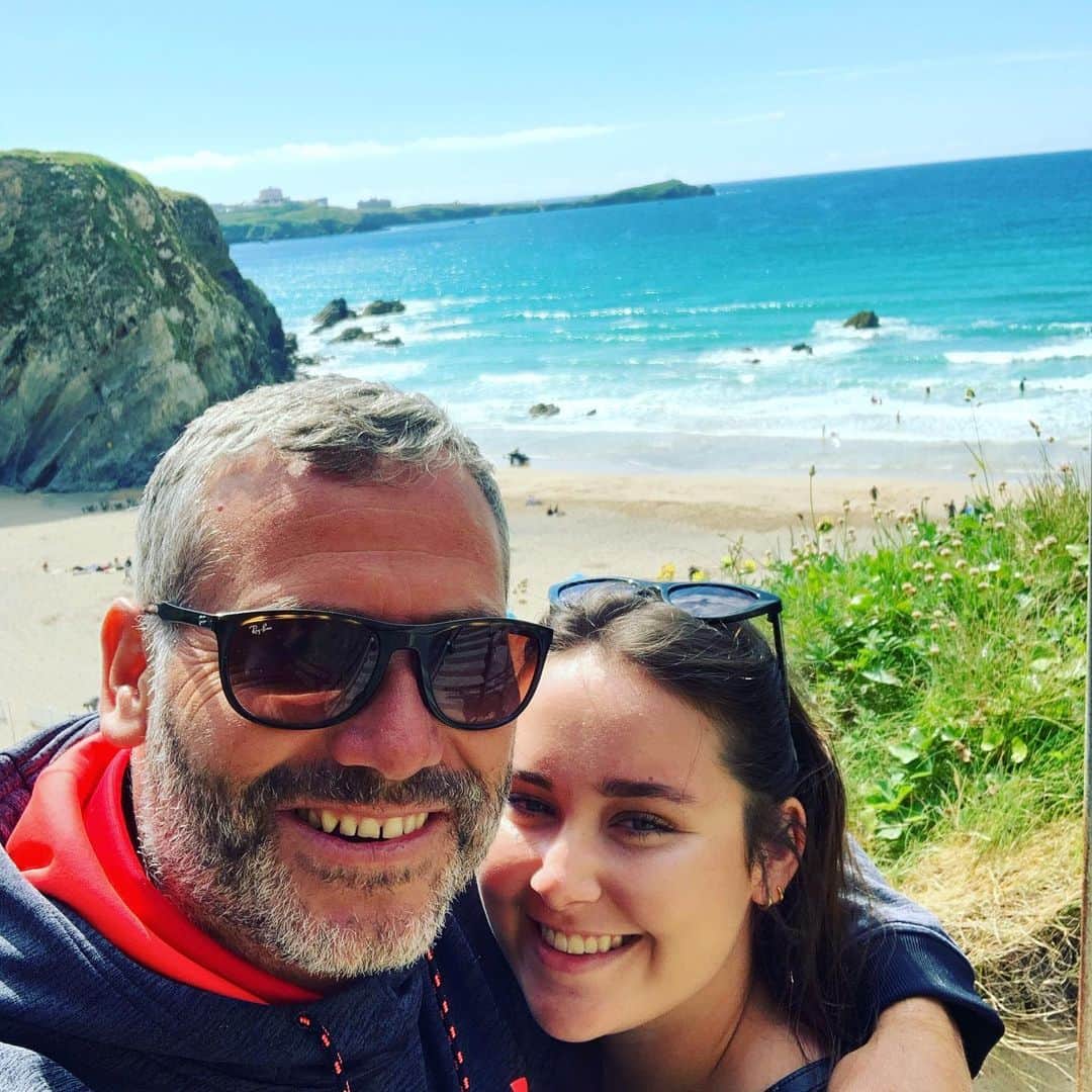 のインスタグラム：「Happy Birthday Em! The only thing fake about you is your tan👧🏽…Keep being you 😘 #birthday #birthdaygirl #19today」