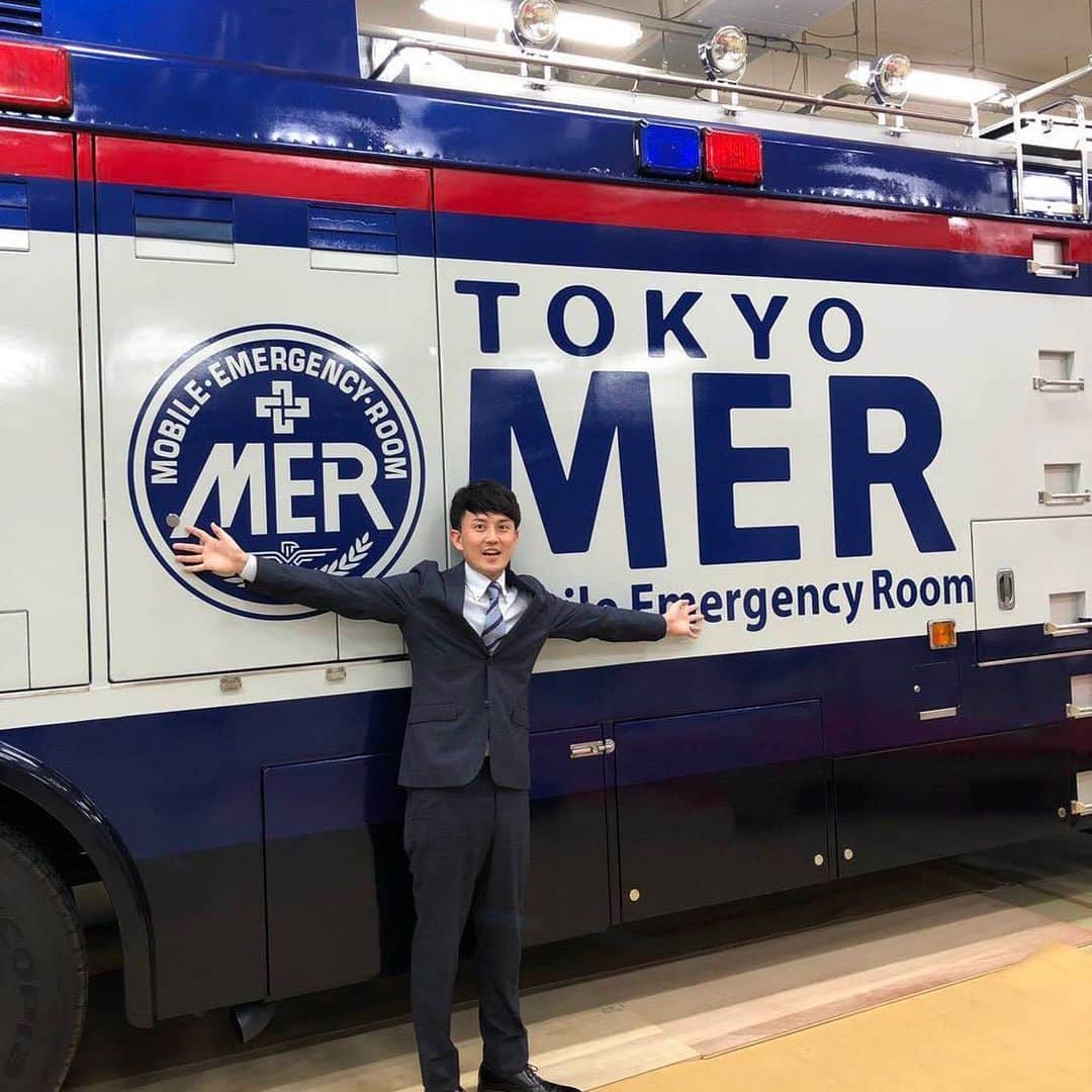 TBSアナウンサー公式さんのインスタグラム写真 - (TBSアナウンサー公式Instagram)「赤荻歩です @akaogi.ayumi ！ . 先日、新しいドラマ 日曜劇場『TOKYO MER〜走る緊急救命室～』 のリモート会見司会を担当しました。 . 8トン車を半年かけて改造したERカーの前での会見。 キャストの皆さんにとっては相棒です！ . 会見では、主演の鈴木亮平さんが現場で中条あやみさんにいじられまくってる話や、 ドラマを見ると賀来賢人さんファンが増えるという菜々緒さんのお話。 難しい言い回しに苦労する仲里依紗さんに、そんな現場を優しく見守る都知事役石田ゆり子さんなど、現場の良い雰囲気が伝わってきました。 . そんな皆さんが 体当たりで挑む本格医療ドラマ。 手術シーンや、専門用語が早口で飛び交う緊迫のシーンなど、見所満載です。 . 何より医療従事者の皆さんへの熱い感謝の想いも詰まった作品。 . いよいよ明日7/4(日)第一話放送！ 夜9時、是非ともご覧ください。 . #tbs #アナグラム」7月3日 17時13分 - tbs_annogram