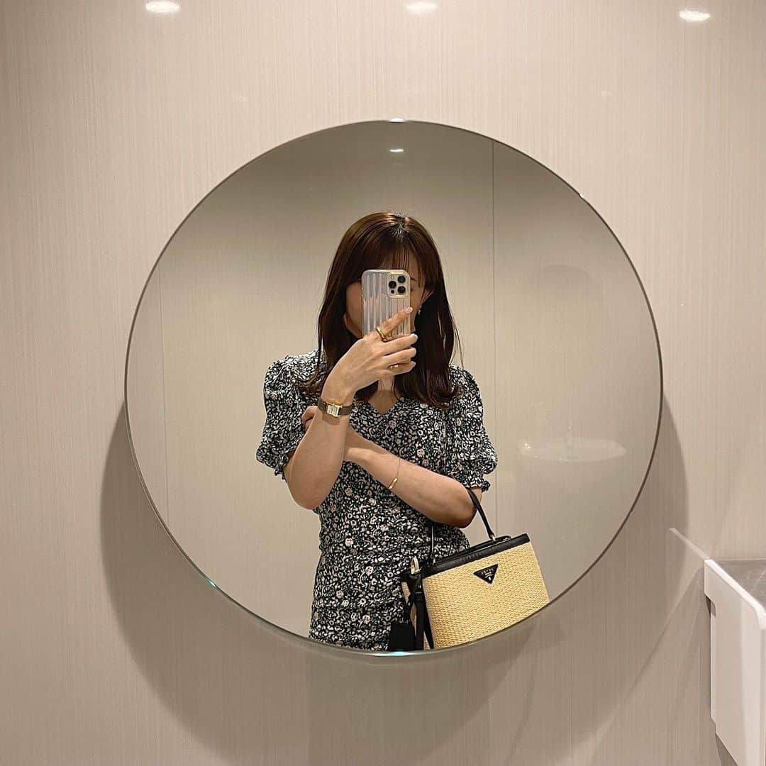 高木由梨奈のインスタグラム：「去年の夏に買った @zara のパフスリープワンピース👗✨ 写真じゃ見えないけど背中が空いててかわいいの💕👀 骨ストでも着れるパフスリーブって重宝しちゃう🥺  #zara #骨格ストレート」