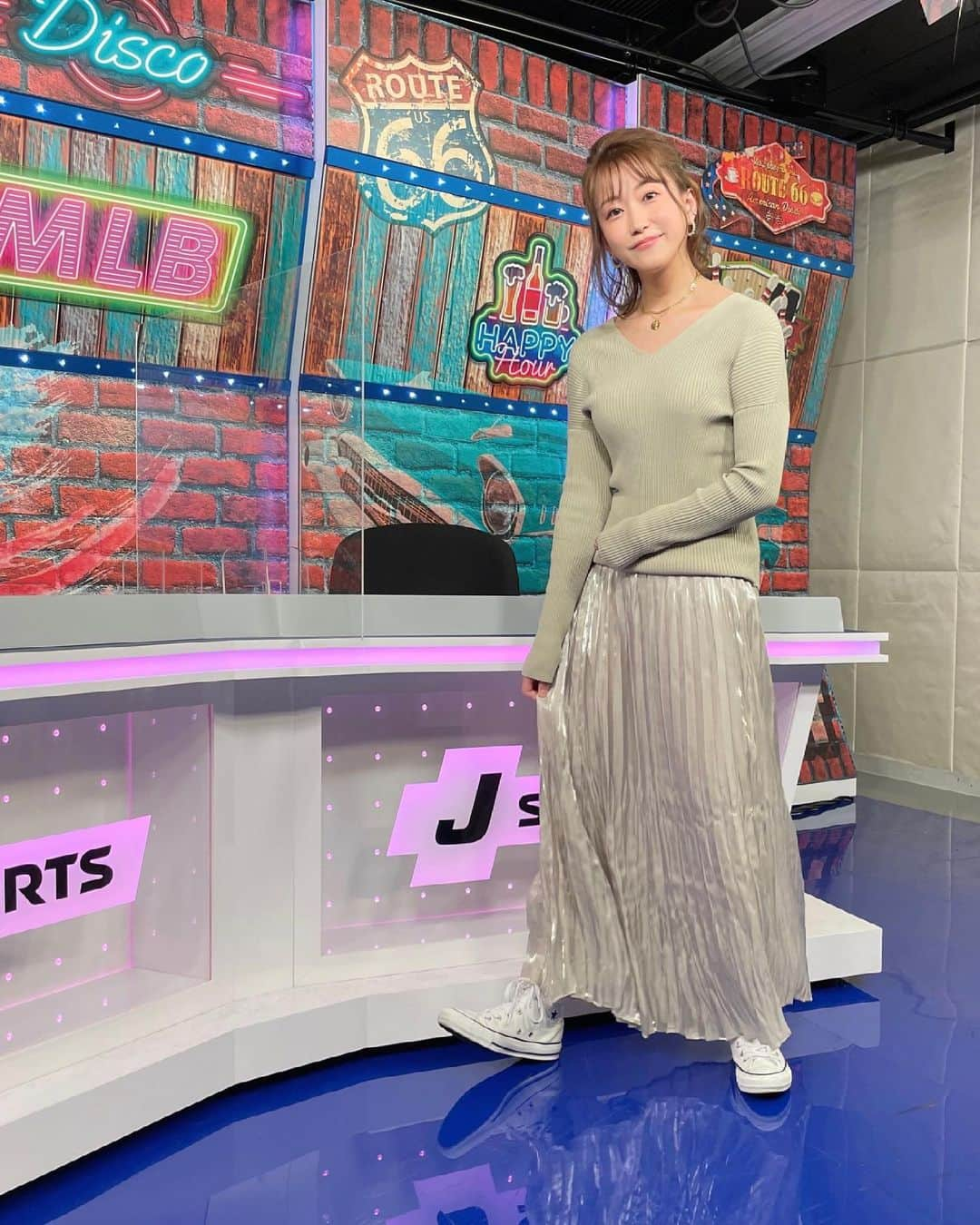 津田麻莉奈さんのインスタグラム写真 - (津田麻莉奈Instagram)「#おはよーちゃん   昨日の J SPORTS「MLBイッキ見！」 いつもと違うスタジオからお送りしました。 ご視聴ありがとうございました😊⚾️✨  大谷選手月間MVP獲って欲しいという話を 番組でしていたので、今朝入ってきた受賞の ニュースはすごく嬉しい！年間のMVPもぜひ…😆 ナ・リーグはこちらも昨日番組でお話ししていた シュワーバー選手が選ばれました！⚾️  J SPORTS公式YouTubeでは 「イッキ見延長戦」を配信しています。 ぜひご覧ください🤩 ▶️ https://youtu.be/h1QfqjpEiLU (ストーリーにリンクあります)  衣装　@snidel_official 👗 #オフショルリブニット #シャンブレープリーツスカート 髪はふわふわハーフアップにしてもらいました✨  今日は17時〜🐴 グリーンチャンネル 「VANで勝ち馬さがしてみませんか」 生放送です。　　  そして日曜日は 「炎の十番勝負春 結果編」です！  この週末もよろしくお願いします🙆🏼‍♀️❤️  −−−−−−−−−−−−−−−−−−−−−−−−−−  @jsports_yakyu   #JSPORTS  #MLBイッキ見 #MLB #baseball  #majorleaguebaseball  #野球好き　 #メジャーリーグ　 #衣装#コーデ #snidel#スナイデル #ootd#fashion  #outfitoftheday  #まりなる #津田麻莉奈」7月3日 9時28分 - tsudamarinal