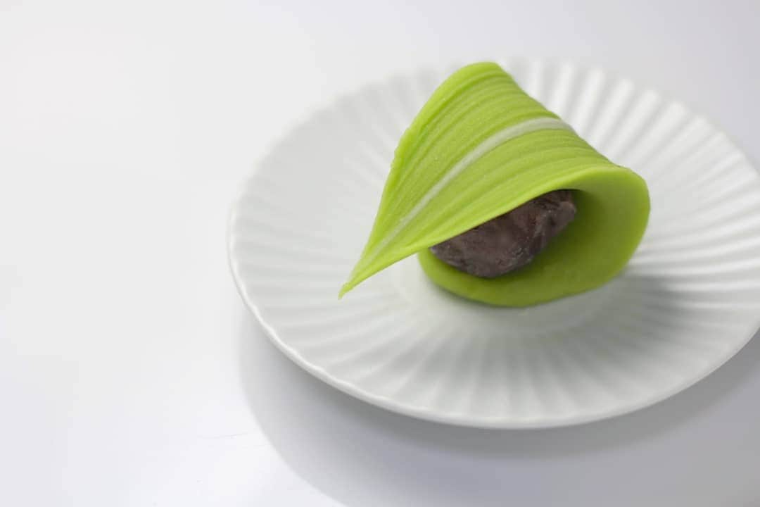 和菓子職人 三納寛之のインスタグラム：「『願い笹』 練り切り製 粒餡  久しぶりの投稿になってしまいました💧 直接販売まで少し時間があるので取材対応や発送のご予約のお菓子の仕込み作業などでバタバタ。写真も撮っていないので過去のフォルダにあったやつを拝借。たぶん正月のお菓子として撮影されてます😅🎋⭐️  今月は13日㈫、18日㈰が星が丘テラス、28日㈬が岐阜本巣市atelierフェリスでの販売となります。 7月8月は宵花火が入ります。また近日中の投稿に販売商品書き込みます🙇‍♂️  ーーーーーーーーーーーーーーーーー #和の菓さんのう#和菓子#上生菓子#生菓子#練り切り#ねりきり#nerikiri#wagashi#七夕#天の川#7月#文月 #あんこ#甘いもの#器#和菓子職人#GREEN#JAPAN#JAPON#日本#Food#FoodPIC#お取り寄せ#名古屋#岐阜」