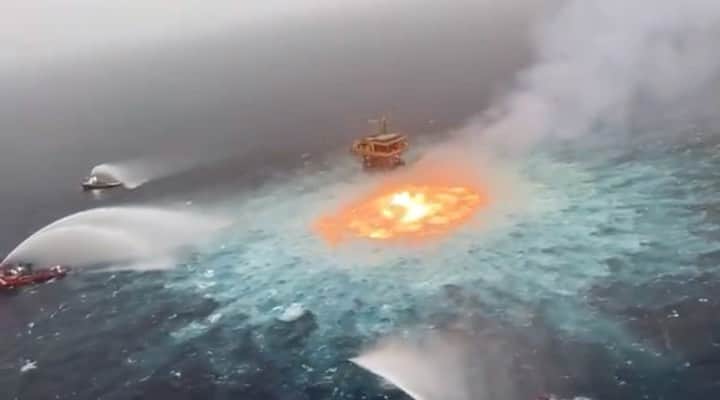 Sami Miroのインスタグラム：「This happened Today but you probably didn’t know. Repost @futureearth. There are two types of pipelines: those that have leaked and those that will. #keepfossilfuelsintheground   “Mexico’s state-owned oil company said Friday it suffered a rupture in an undersea gas pipeline in the Gulf of Mexico, sending flames boiling to the surface in the Gulf waters.  The leak near dawn Friday occurred about 150 yards from a drilling platform. The company said it had brought the gas leak under control about five hours later.” - via @washingtonpost  Video via @MLopezSanMartin on Twitter」