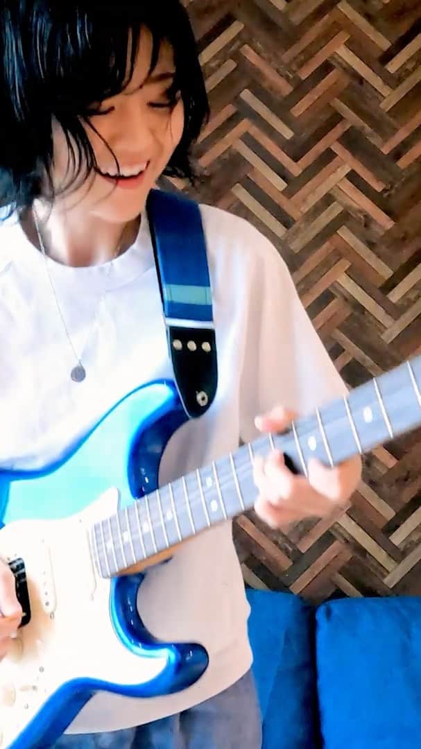 弓木英梨乃のインスタグラム：「新しいギター動画です💥🎸嵐の曲には日々のいろんな状況で心に寄り添ってくれる曲がたくさんありますが、今のわたしにとってはこの曲がそうです☺️️  New guitar video💥🎸There are many songs by Arashi that are close to my heart in different situations, and this song is the one for me right now☺️  #ARASHI #GUTS」