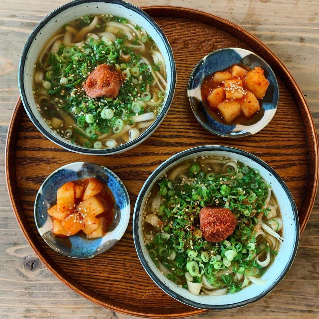 NANAさんのインスタグラム写真 - (NANAInstagram)「今朝の朝食🥢 - 煮麺大好き😊無添加のはちみつ梅をトッピングして🤲ネギは盛りだくさんが美味しい😋 - お腹がポカポカ☺️私ね、夏は特にアイスラテが好きで飲むんだけど美味しいカフェオレベース見つけたから後でストーリーあげるね🥤甘いの苦手な人はダメかも😅 - 買い物行かないと冷蔵庫何もないんだよなー🧐 - ひなせが無添加生活マミーが心がけてくれるようになって生理前の肌荒れしなくなったって喜んでた😄よかったよかった♥‪︎‬ ‪︎☺︎ だいぶゆるゆるだけどね😅 - #lifestyle#煮麺#foodie#food#無添加#ゆるく#無添加生活#食べた物で身体は作られる  #Japanesefood#japanesenoodle#おうちカフェ#和食器#集めたい」7月3日 10時56分 - nana1977hs