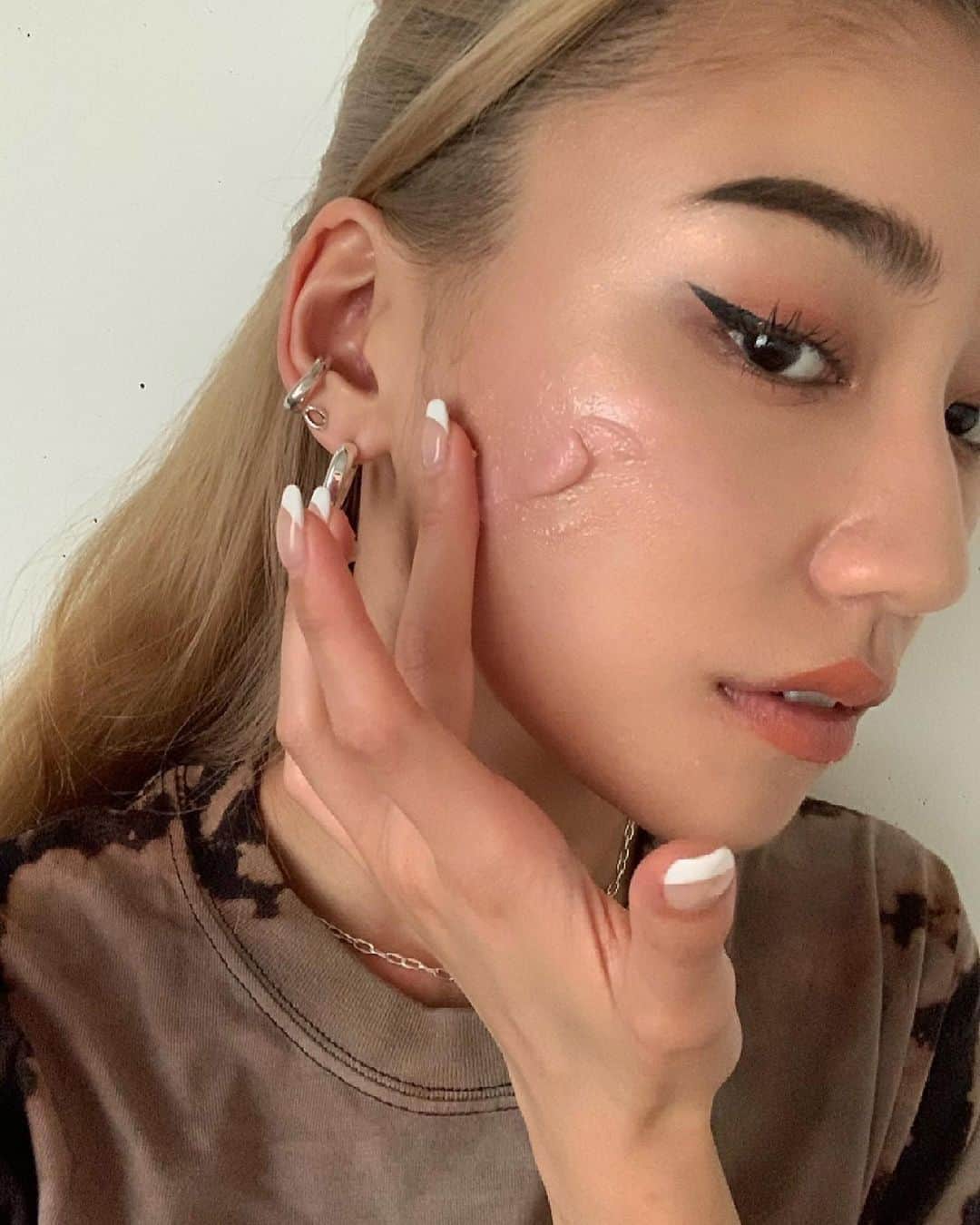 松本優のインスタグラム：「. . ざらざら毛穴におすすめの商品紹介するね❤️‍🔥 @diormakeup の　【プレステージ　ル　ゴマージュ】 スクラブ🧚🏿‍♂️見た目の高級感も素敵すぎてうっとりやねんけどお肌を労りながら角質ケアできるアイテム✌️ . . マッサージをしながら使うと贅沢なマスクへと変化して洗い上がりは毛穴が目立ちにくくなってつるつるになった気がする😵‍💫❤️ 後ものすんごくいい香りで自分のご褒美に使いたい🥺半身浴した後にするのがお気に入り♡ . . #プレステージゴマージュ#ディオールプレステージ#sponsored」