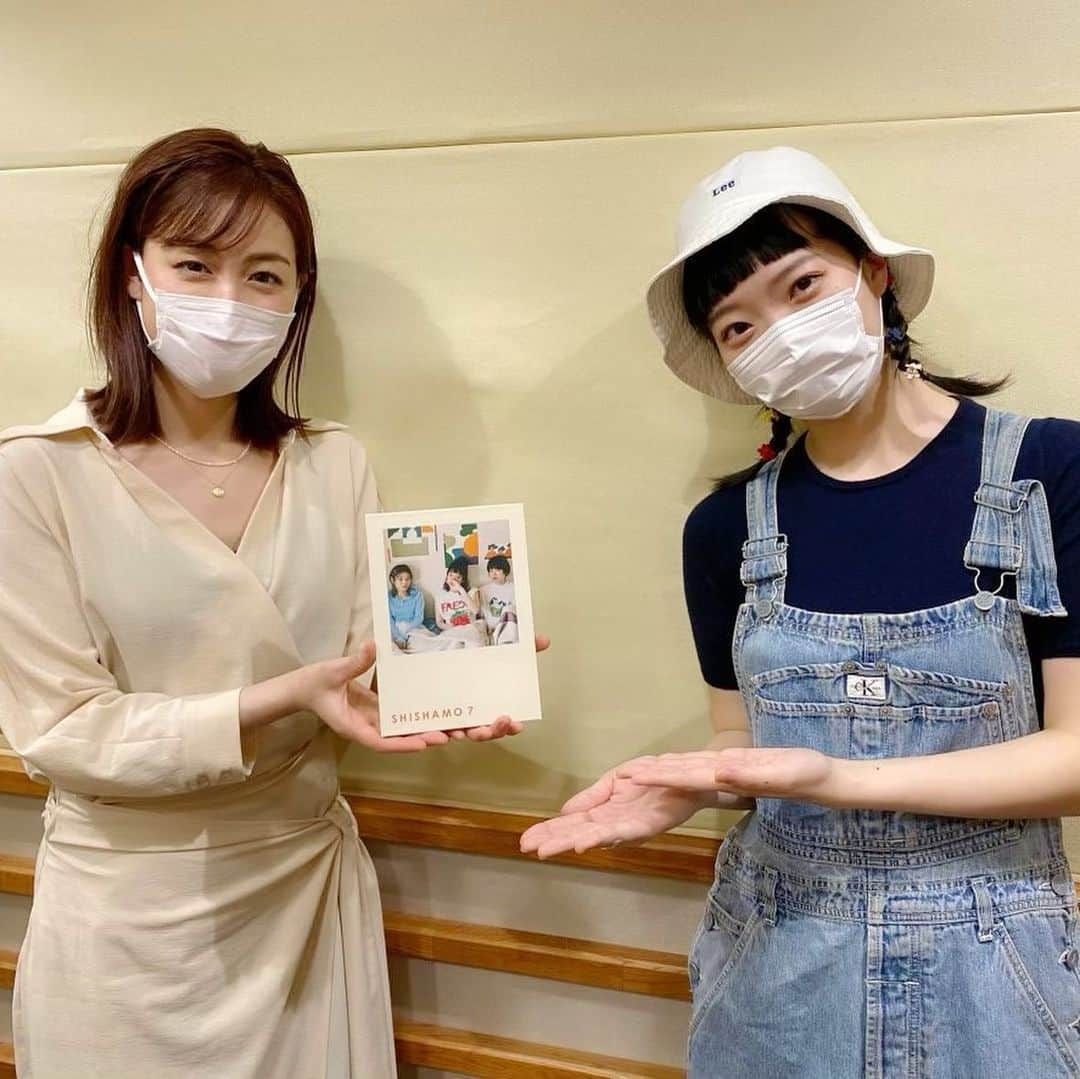 新井恵理那さんのインスタグラム写真 - (新井恵理那Instagram)「念願叶って、SHISHAMOの宮崎朝子さんに直接インタビューさせてもらいました‼︎ 7/2『歌え！土曜日 Love Hits』(毎週土曜12:30〜NHKラジオ第一/らじる☆らじる・radikoで配信) 「バックステージ・スペシャル」でSHISHAMOの曲作りやライブへの思い、これからの活動について、熱く迫ります！ 絶対、きいてっ(*≧∀≦*)  ★「らじる☆らじる」で聴き逃しサービスも配信中〜♪ ★番組ホームページからメッセージ&リクエスト送ってください(o^人^o)  #ラブヒッツ #jpop #らじるらじる #shishamo #新井恵理那 #centforce」7月3日 11時25分 - elina_arai