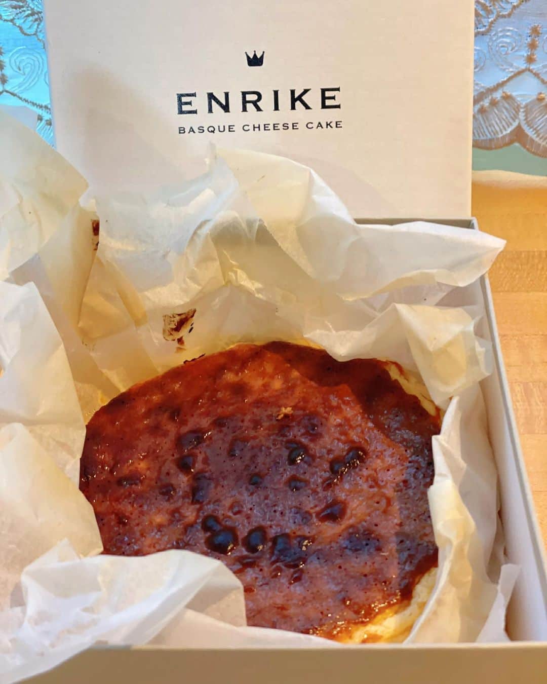ikuさんのインスタグラム写真 - (ikuInstagram)「こんばんは♡ おつかれさまー♡ ・ 6月22日にオープンした  @eri.ogawa1102  エンリケさんのお店  @basque_cheese_cake_enrike  バスクチーズケーキ🤎😋 ・ 即完売らしい大人気のチーズケーキを嬉しい事にゲット😍‼️ ・ 濃厚で美味しすぎました😃🙌✨ 息子がチーズケーキ大好きなのでこれはまた注文したいな🧀🍰 ・ TOPSは   @adonisis_official  ・  #エンリケ#バスクチーズケーキ#銀座#銀座スイーツ#スイーツ#お取り寄せ#スイーツ好き#チーズケーキ#チーズケーキ好き#ケーキ #アドニシス#アドニシスタ#adonisis」7月3日 18時05分 - cheriee515