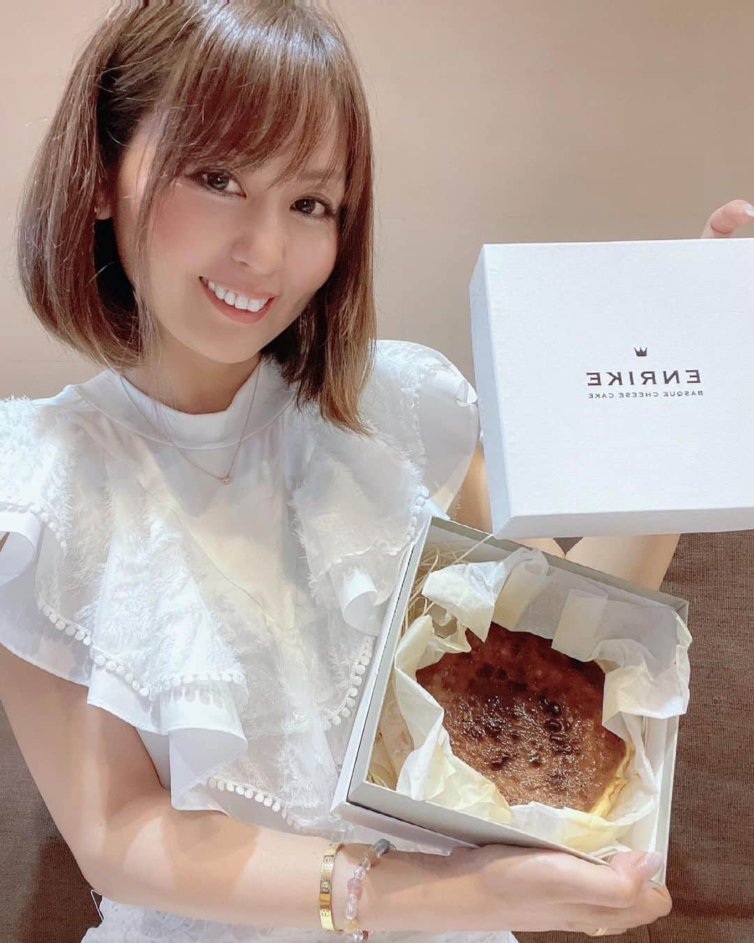 のインスタグラム：「こんばんは♡ おつかれさまー♡ ・ 6月22日にオープンした  @eri.ogawa1102  エンリケさんのお店  @basque_cheese_cake_enrike  バスクチーズケーキ🤎😋 ・ 即完売らしい大人気のチーズケーキを嬉しい事にゲット😍‼️ ・ 濃厚で美味しすぎました😃🙌✨ 息子がチーズケーキ大好きなのでこれはまた注文したいな🧀🍰 ・ TOPSは   @adonisis_official  ・  #エンリケ#バスクチーズケーキ#銀座#銀座スイーツ#スイーツ#お取り寄せ#スイーツ好き#チーズケーキ#チーズケーキ好き#ケーキ #アドニシス#アドニシスタ#adonisis」