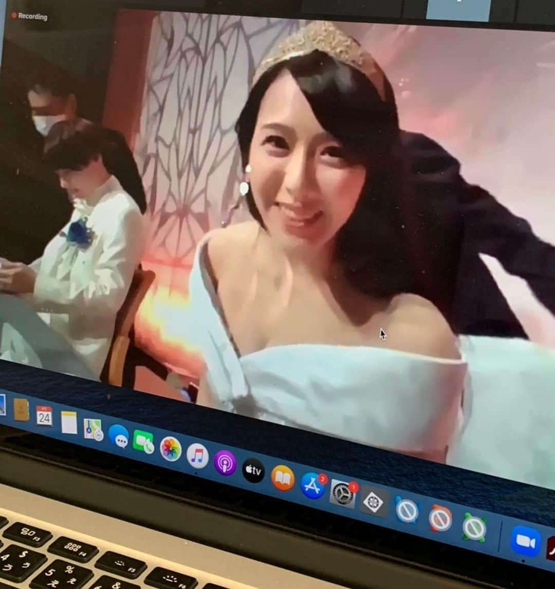 玉木碧さんのインスタグラム写真 - (玉木碧Instagram)「【#結婚式レポート 】  そして今回取り入れたのが、zoom中継！  ご高齢のゲスト 遠方のゲスト 外国にいる友人 帰国後2週間の隔離期間中  など様々なご事情でご参列叶わないという方々から沢山生配信のリクエストをいただきまして😳  その方々が少しでも気楽に思っていただけるように zoomでこ生配信で是非ご参加いただけたらとの思いで取り入れました！  ブライダルテーブルにパソコン1台 お開き口付近にタブレットを１台と引きと寄り両方見られるように設定しました！笑  ズームの操作は夫の友人にお願いしました🙇‍♀️✨ 写真は実際観てくれていた友人が送ってくれたものです🥰  祝電も送ってくれて本当に嬉しかった🥺✨  最後の動画は、私目線のズームです！笑 とても沢山の方が見てくださいました！  画面越しでも、参列してくれている事をとても感じられましたよ☺️❣️  #zoom婚　#zoom披露宴　#zoom中継  ⛪️セルリアンタワー東急ホテルウェディング @wedding_ceruleantower   📷photo @ceruleantower.satophoto   👗dress @atelierange_dress   💐bouquet @hibiya_kadan   👠shoes @jimmychoo   #ブライダル　#結婚　#結婚式　#ウェディング　#bridal #wedding #入籍　#婚約　#プレ花嫁　#花嫁　#新婦　#夫婦  #前撮り　#weddingphoto #weddingdress  #コロナ　#感染対策　#コロナに負けるな  #セントフォース　#フリーアナウンサー　#玉木碧　#松平健太  #ベールダウン　#挙式  #挙式レポ」7月3日 12時53分 - tamaki_aoi.official