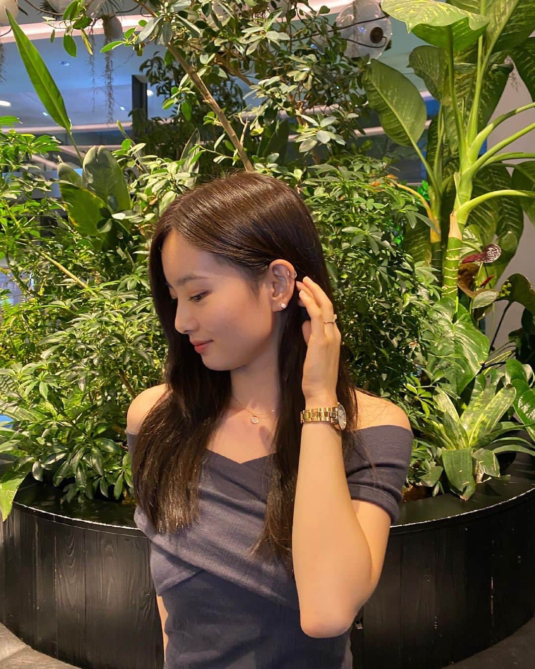 青山舞莉のインスタグラム：「最近は雑誌と本を読む時間が幸せな時間。眉毛を整えるのも好きby @une_fleur_nanami 🥺 横顔の眉毛がお気に入り🤍　 楽しいことしてるとすぐi lose track of time… DWの腕時計もみながら、時間がわからなくならないようにしてるの🤍雑誌時間が最近の一番の幸せだからみんなも雑誌を手に取ってみてね！  DWのサマーキャンペーンのお得な情報🤍  ＊15％OFFクーポン【milez728】 ＊ 6月29日～7月29日、DWホームページや直営店にて¥25000以上のお買い上げで20％OFF ね！ ＊ ¥35000以上のお買い上げで25％OFFになります！ 15％OFF 割引クーポンと併用可能🥂  ぜひサマーキャンペーン中にプレゼントや自分へのギフトにしてみてね🤍  @danielwellington #danielwellington　#ダニエルウェリントン  #DWサマーキャンペーン2021  #ootd #ファッション　#お洒落さんと繋がりたい　#おしゃれ　#今日のコーデ　#コーデ #着回しコーデ　#今日の服　#プレゼント　#アクセサリー　#イヤリング　#大人カジュアル #休日コーデ  #夏コーデ　#シンプルコーデ　#大人女子　#カジュアルコーデ　 #時計　#腕時計　#ネックレス　#ブレスレット　#ライフスタイル　#淡色女子 #ビューティー　#インスタ女子　#プチプラコーデ」