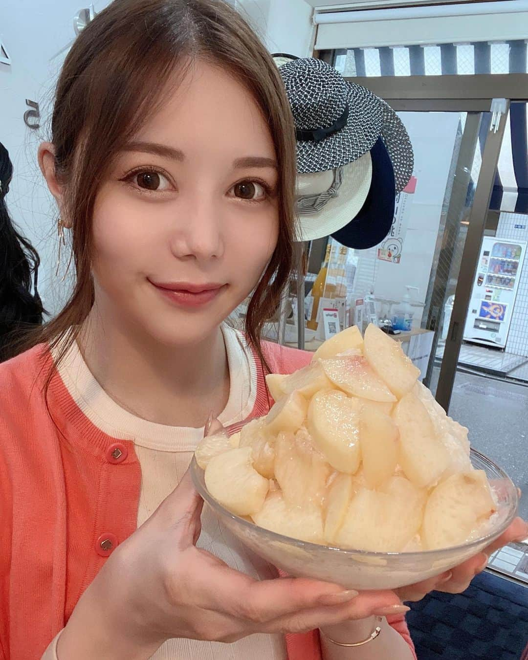 白峰ミウさんのインスタグラム写真 - (白峰ミウInstagram)「🍑🍧🌟 . . . . #桃 #もも #かき氷 #白峰さんの休日 #ふわふわかき氷 #桃かき氷 #夏って感じでいいですね🍑 #岡山県産 #甘くてふわふわ #japanesefood」7月3日 13時45分 - miu_shiromine