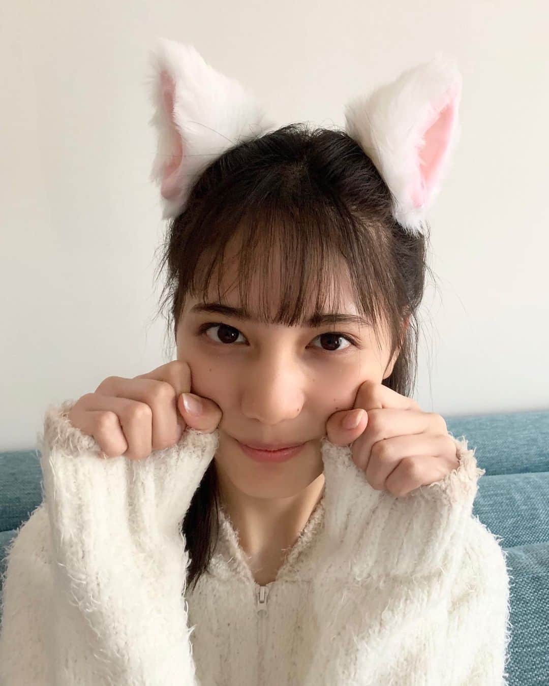 小坂菜緒のインスタグラム：「Twitterで#小坂菜緒１st写真集君は誰？のヒミツをUP中～！ 大人気の #猫坂さん のヒミツもわかるかも…？ぜひチェックしてください💗 ▶︎Twitterも @kosakanatops #小坂菜緒 #日向坂46」