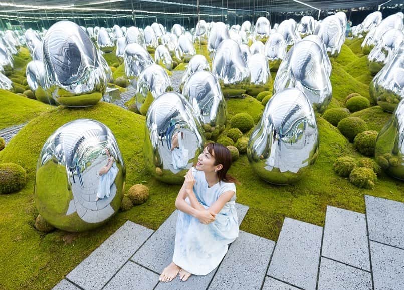内山理名さんのインスタグラム写真 - (内山理名Instagram)「🪐 生命の小宇宙の苔庭..  自然光の入る庭で裸足になり、開放的な気持ちでアートの中へ入り込む。  手で押すとovoid(卵形体)が音色を響かせてくれます。  不思議な癒しの空間🌱  #teamlabplanets豊洲  #チームラボプラネッツ」7月3日 14時11分 - rinauchiyama_official