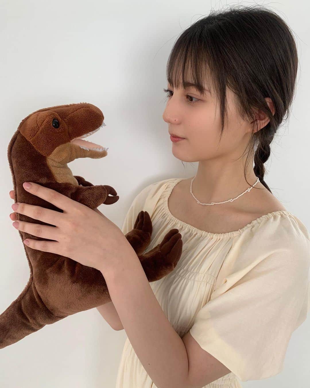 小坂菜緒のインスタグラム：「#トムとジェームズ のパネル展ツアー大阪編をTwitterにアップしました🦖 大阪はHMV＆BOOKS SHINSAIBASHI と 紀伊國屋書店梅田本店で開催中です🎉 東京はHMV＆BOOKS SHIBUYA、紀伊國屋書店新宿本店、タワーレコード渋谷店、SHIBUYA TSUTAYAで開催中です🗼 サイン入りパネル抽選も行っていますので、お近くにお越しの方はぜひ見にいってみてください🐱  ▶︎パネル展各店舗詳細はコチラ st-channel.jp/kosakanatops (上記URLをコピー または プロフィールのリンクまとめからサイトへアクセスしてください)  #小坂菜緒1st写真集君は誰？ #小坂菜緒 #日向坂46」