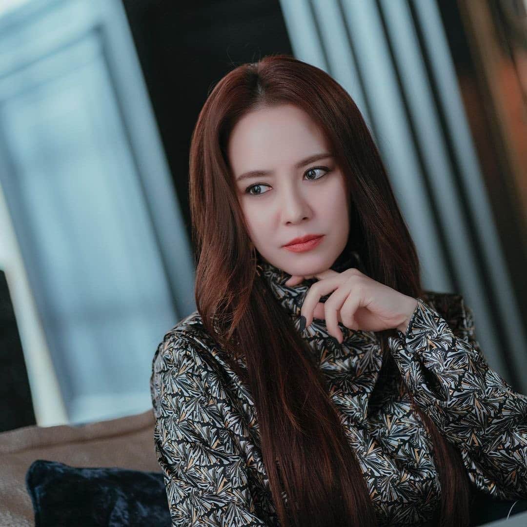 ソン・ジヒョのインスタグラム：「#SongJiHyo still cuts for upcoming TVING drama #TheWitchsDiner 🔥」
