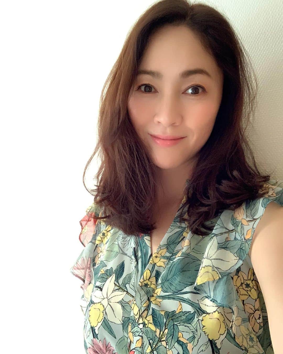 田中悦子さんのインスタグラム写真 - (田中悦子Instagram)「今日も蒸し暑いし湿気が多いです。  私も湿気が多いと髪がうねるし トップがペタンコに💦  とても気になっていたから ケアエクしたよ❣️  ケアエクとは、 ボリュームアップエクステ&寝癖隠しエクステ❣️  分け目やトップボリュームを出したい部分に1000本装着することで頭のシルエットが卵型になって リフトアップもできた❣️  スタイリングが楽になって大満足😍👍  #ケアエク #増毛エクステ #スキナケア #エイジングケア #ふんわりヘア #ボリュームアップヘア #ミディアムヘア  #アラフィフ #ootd #zara」7月3日 15時04分 - etsuko.reborn25
