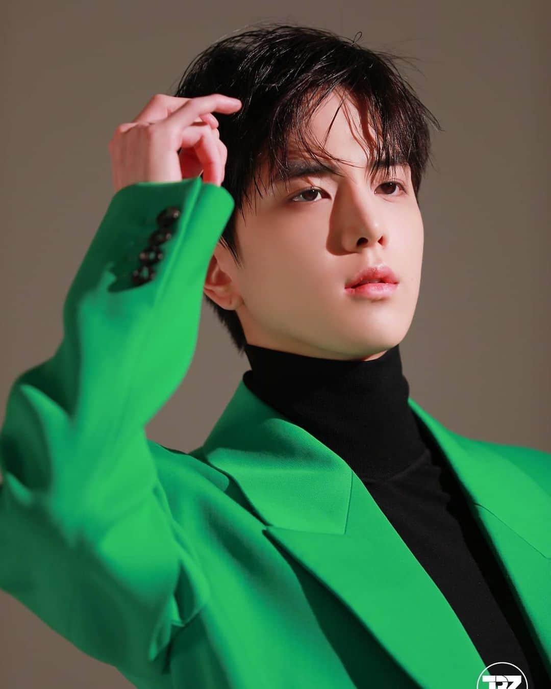 ヨンフンのインスタグラム：「BAZAAR KOREA #THEBOYZ #더보이즈 #YOUNGHOON #영훈」