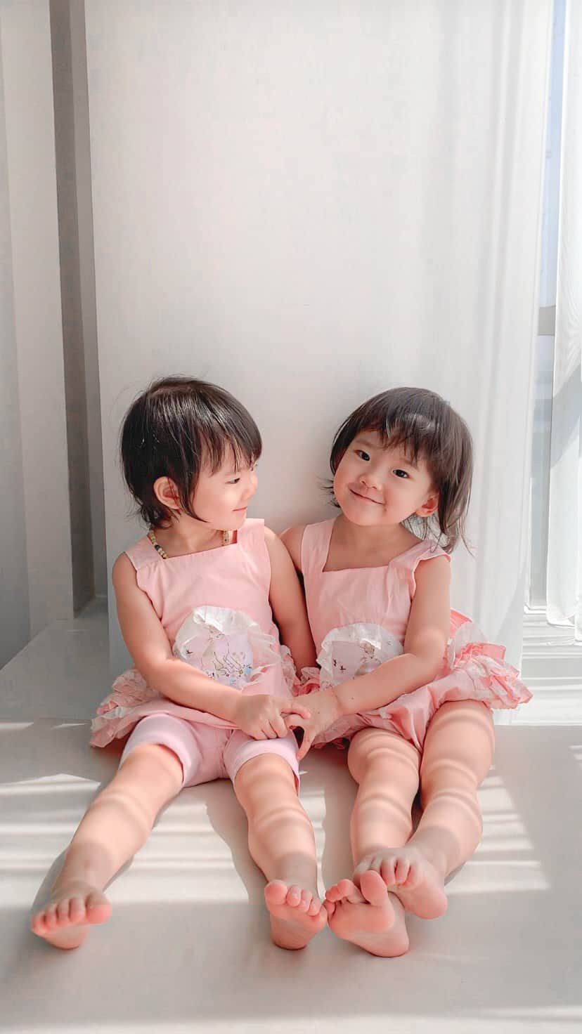 ジェシカ・ヤマダのインスタグラム：「Newborn Bebes VS Now Bebes? 😆🐣🐣 @jessbebes⁣  Newborn shoot: @tinymiraclesphotography Now Bebes’ wardrobe: @gowimawa ⁣ #newbornvsnowchallenge #jessbebes」