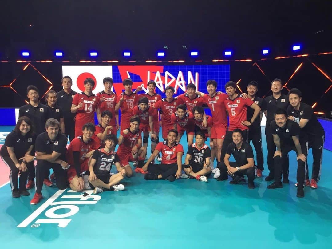 のインスタグラム：「大変遅くなりましたが、VNLでの沢山の応援ありがとうございました☺️ それと同時に僕自身の長年追い求めてきた東京オリンピックへの挑戦が終わりました。 夢を叶えるのはそう簡単ではなく、厳しいものである事を今回学ぶことができました。 現実を受け止めきるまでは少し時間がかかりますが、ここからまた新たな目標を掲げ前進していけるよう、そして人間力を高めていけるように精進して参ります。 最後になりましたが、これまで私の成長過程で関わってくださった指導者、関係者の皆様、家族、地元山形の皆様、そしてファンの皆さん、沢山の応援をいただきありがとうございました☺️✨ 今後は僕も一ファンとして龍神日本の東京オリンピックでの活躍を応援しています☺️🙏頑張ってください👏👏 #龍神日本 #TORAYARROWS」