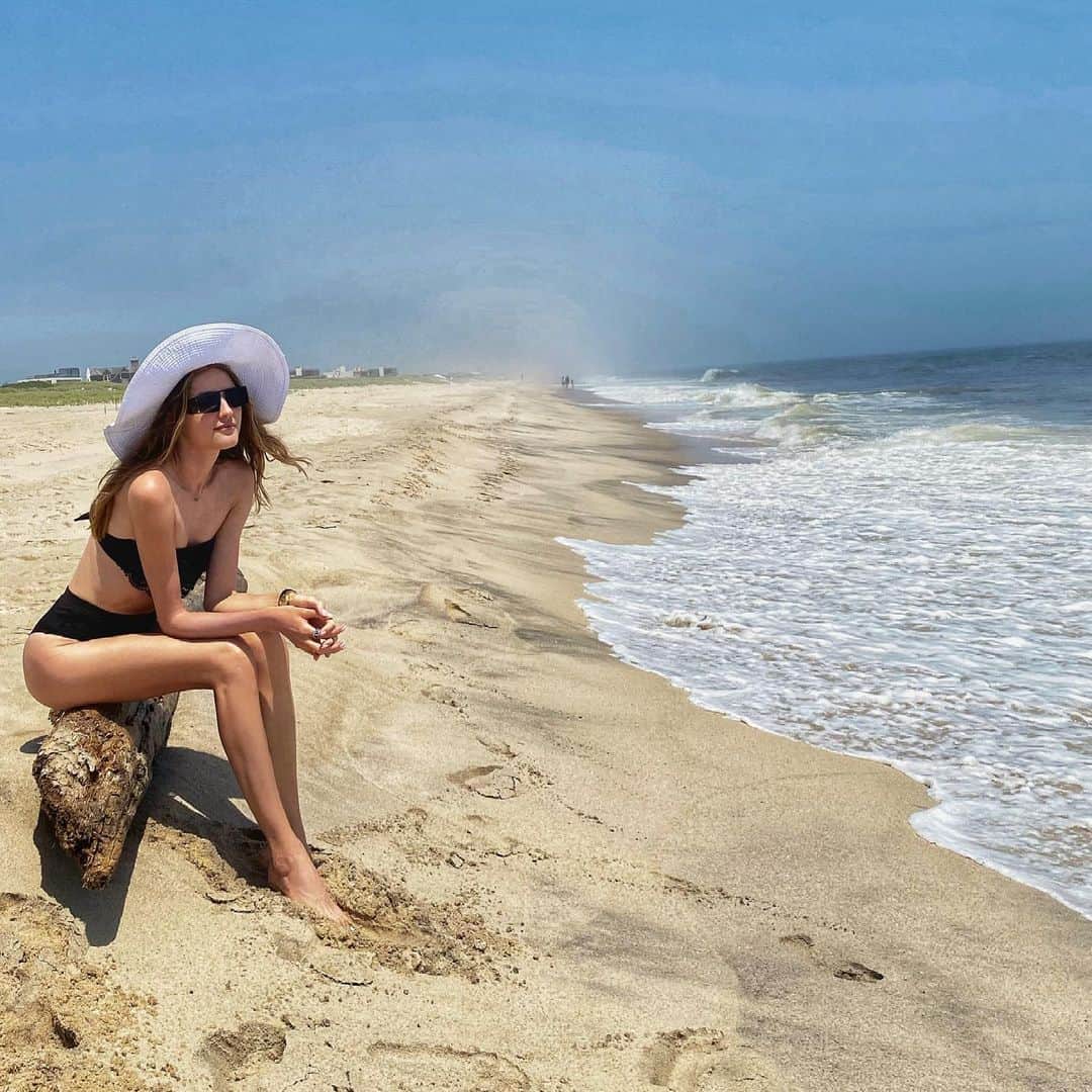 ヴラダ・ロスリャコヴァのインスタグラム：「BIRTHDAY IS COMING SOON.  There are 2 desires battling in me: 1. Escape from NYC and explore some cool new unknown place in pleasant solitude. 2. Gather all friends together- close relatives and those with whom we meet rarely but surely- and dance and have fun somewhere in our glorious city ...  Most likely, everything will be decided exactly the day before the event, but for now I am seriously considering both plans ...  ❓ Which plan seems like a better one? ❓How do you usually spend your most important day of the year? ❓ Do you like to celebrate it?  СКОРО ДЕНЬ РОЖДЕНИЯ. Во мне борются 2 желания:  1. Сбежать из Нью-Йорка и гулять где-то в класснючем неизведанном месте в приятном одиночестве. 2. Собрать всех друзей- близких и тех, с кем редко, но классно проводим время и танцевать и веселиться со всеми где-то в нашем славном городе…   Скорее всего, решится все точно за день до события, а пока я серьезно обдумываю оба плана…  ❓Какой план вам кажется более привлекательным?  ❓А как вы проводите свой самый главный день в году?  ❓Любите ли отмечать?」