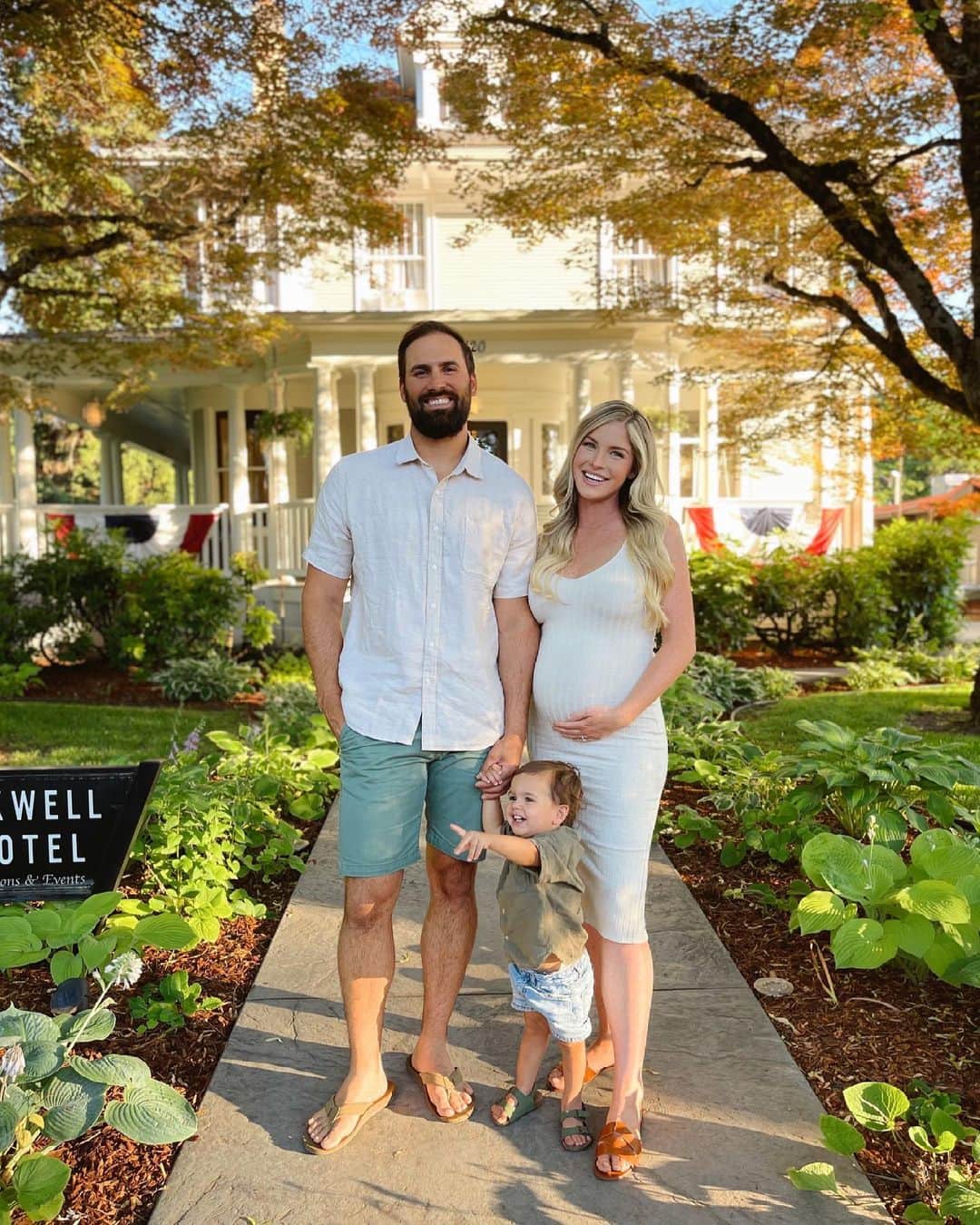 carlyのインスタグラム：「we have some exciting news to share! baby sister joining the Elias fam in September 🕊🤍」