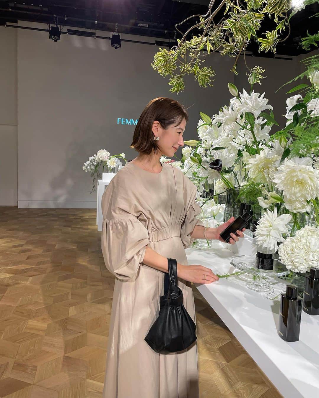 松本恵奈さんのインスタグラム写真 - (松本恵奈Instagram)「FEMMUEの展示会に行ってきました。丁度、もうすぐ発売の2WAYワンピースを着ていたんだけどFEMMUEの雰囲気と白いお花にピッタリだったので写真も撮ってもらったよ⚪️ お花に囲まれるだけでいつもより女子度upです💐  今回の新作もすごく良さそうだったので使ってみるのが楽しみです◎ またみんなにもレビューするね！  最後はワクワクするお話も沢山できたので色々楽しみだな◎  #femmue #展示会 #スキンケア #clane」7月3日 18時14分 - ena1123