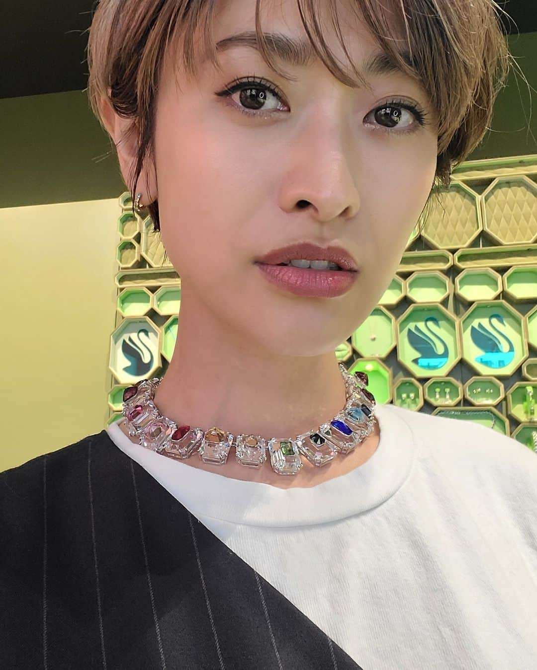 山田優さんのインスタグラム写真 - (山田優Instagram)「リニューアルオープンした 新宿の『Swarovski』へ♡♡♡  コレクションが壁一面に ディスプレイされていて 幻想的でした💓!!  @swarovski  #スワロフスキージュエリー #スワロフスキー新宿」7月3日 18時50分 - yu_yamada_