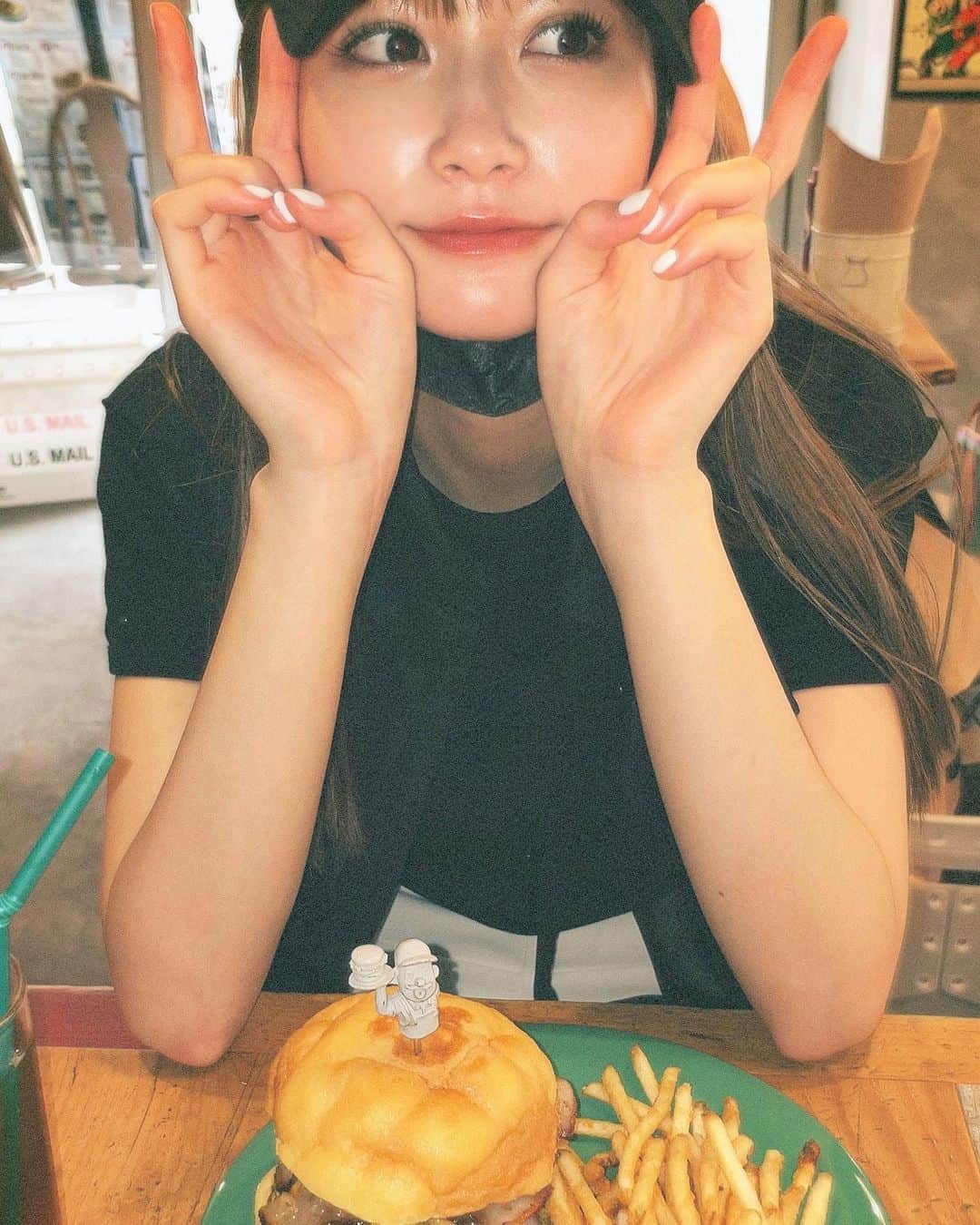 生見愛瑠さんのインスタグラム写真 - (生見愛瑠Instagram)「メロンパンバーガー 好きな物がこれでもかってくらいに詰め合わさってる~ 美味しすぎて気づいたら無くなってた🥲🥲🥲 この間空き時間のお昼にさくっと まねねと🍔 ヒルナンデスで紹介されててずっと行きたかった所~」7月3日 19時23分 - meru_nukumi