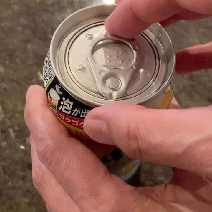 本城聡章のインスタグラム：「ぜんぜん買えなかった🍺 お裾分けいただきました〜🤣 感謝感激😆  プシュ〜🍺 へぇ〜なるほど〜😮」
