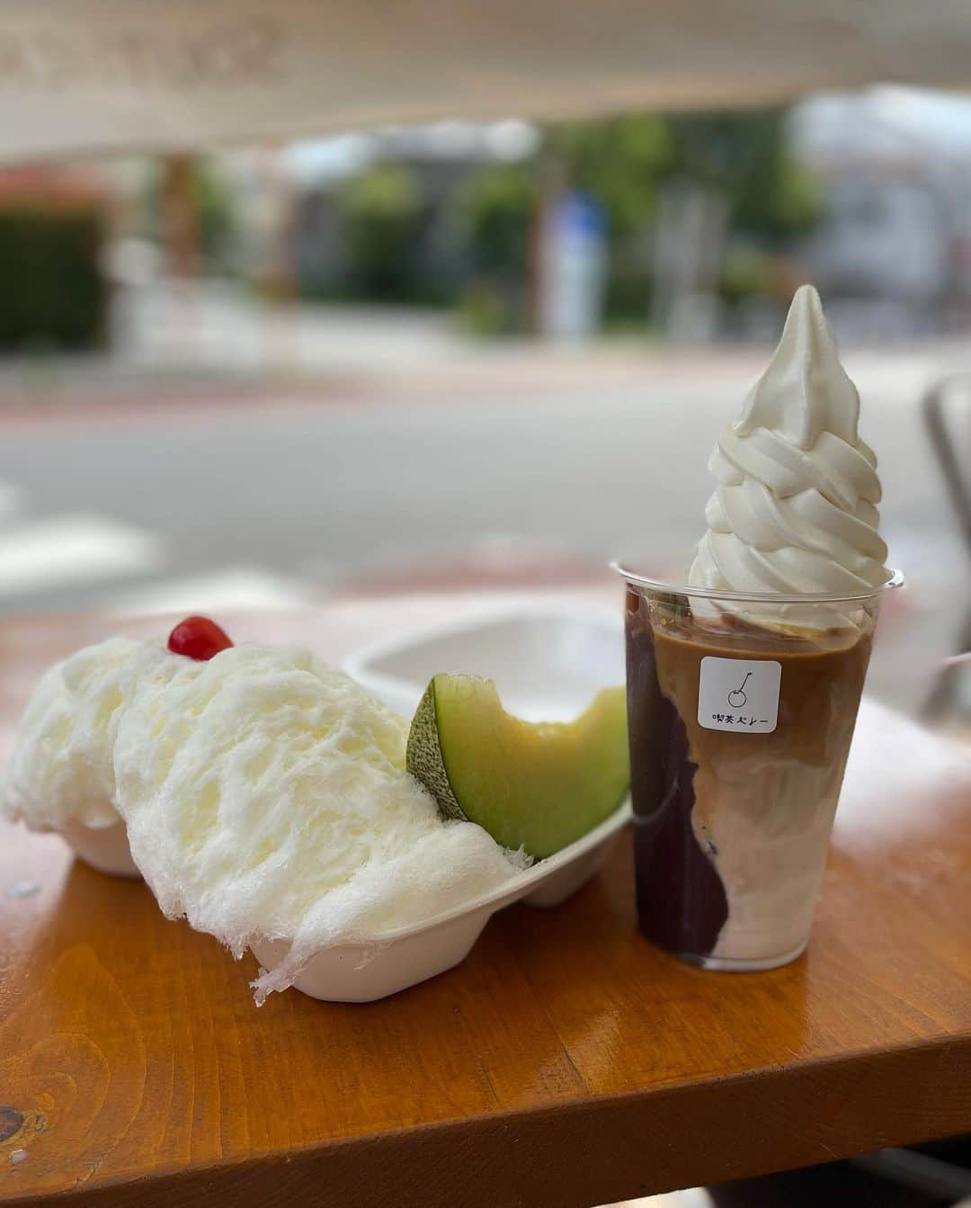 水野佐彩さんのインスタグラム写真 - (水野佐彩Instagram)「・ 先日の @velley_velley でのかき氷🍧デート❤️ ちょっともうね 美味しすぎてびっくりしました！ 外のテントで食べる感じもまた良い☺️ 娘も大喜びでした🍦 絶対また行きたい🤍🤍 わらび餅もあんマーブルソフトも食べたい❣️  #きょうのわたちたち👩‍👧 #velley #喫茶ベレー #かき氷 #本日のランチ氷 #杏仁ミルク」7月3日 19時31分 - saaya_mizuno