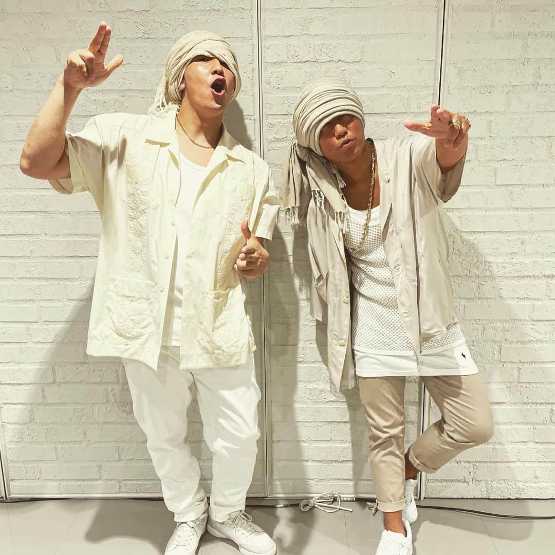 長田庄平のインスタグラム：「バイブス⤴︎⤴︎🇯🇲 プンプンプンプン🏝  #湘南乃風  #昼南乃風  #睡蓮花 #themusicday #ヒルナンデス」