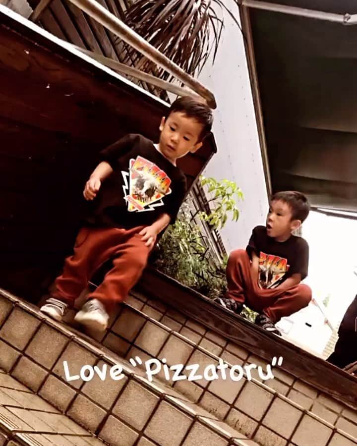 のインスタグラム：「#Pizzatoru TEE   ピザトルTシャツでレセプションパーティーにお邪魔しました。  池ノ上の素敵な美容室 @cabanon_hair_  オープンおめでとうございます㊗️」