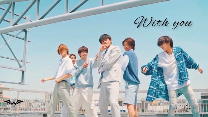 古幡亮（WATWING）のインスタグラム：「WATWING "With you" performance video 公開されました！  振り付けは俺が担当しました！  @utatvp さんの最強な80's シンセに合わせてタイトな振り付けにしつつ、曲調やWATWINGの明るさも見せたくてキャッチーさも頑張って取り入れてみた！  バランスが難しかったけど、トータルでめっちゃいい感じの振り付けになったと思うのでYouTubeで最初から最後まで見てみてください！ 俺らの表情にも注目してみてね〜😳  踊ってくれた他のメンバーからもこの振り楽しいってめっちゃ褒めてくれてちょー嬉しかったな！ . . #WATWING#Withyou #dance#dancevideo#performancevideo#choreography #ダンス#振り付け#🤍💙🤍💙 #ryoのコレオドリ  #待っててWindy」