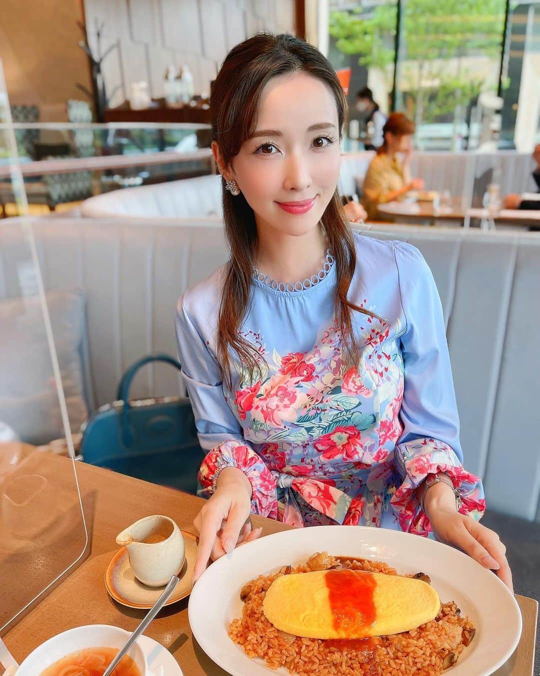 瀬戸早妃のインスタグラム：「ここ数日、mon trésorは傘屋さんになっています🤣⛱ 怒涛の検品梱包発送作業、頑張ります💙 オーダーしてくださった皆様、楽しみにお待ちくださいね♫  写真は、女神様が撮ってくれました🗽 @kanako_13  一緒にいると必ず成長させてくれる🥺 いつも幸せをありがとう🥚💕  #montrésor #モントレゾール #日傘 #晴雨兼用傘 #お楽しみに #傘屋 ではないけど、この季節のおでかけにマストな傘⛱ かわいいよ🤤❤️」