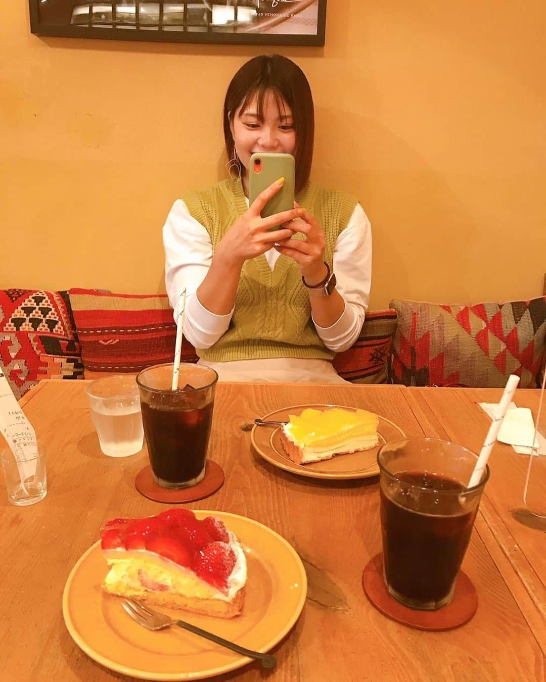 中村水月のインスタグラム：「大体一個食べれない甘いケーキも フルーツタルトだったら食べれちゃうね じゅわじゅわのメロン美味しかった  所沢の名物は焼き団子らし お米感強いお団子是非1度たべてね  #連投 #過去pic #offの日の過ごし方 #アラカンパーニュ #所沢 #焼き団子」