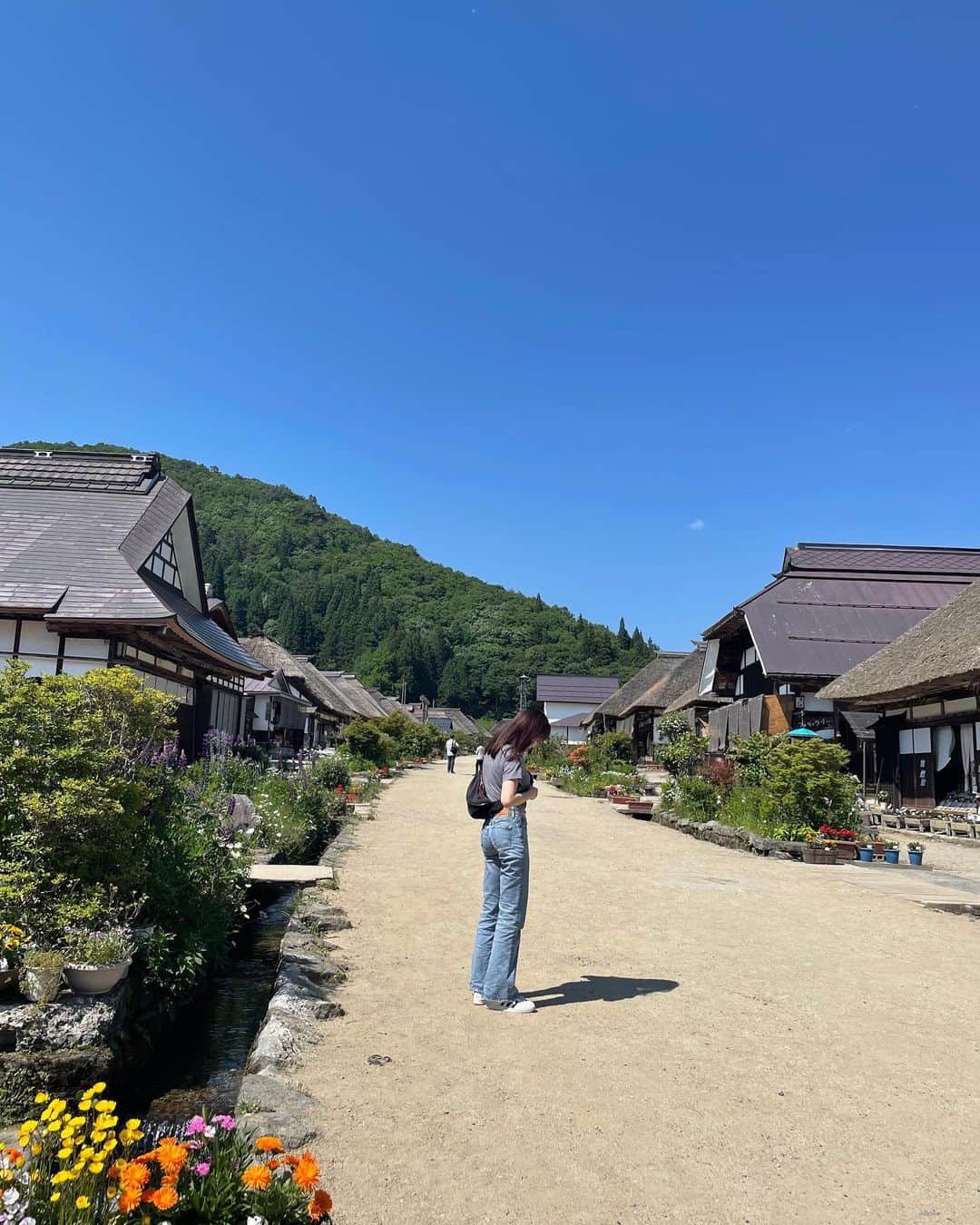 山田野絵さんのインスタグラム写真 - (山田野絵Instagram)「先日、れいなと福島県の大内宿に行ってきました！ 有名なネギそばを食べてきました！ れいながめちゃくちゃテンション上がってて終始可愛かったです🤨 自然豊かで、リフレッシュできました〜🧄  そして、帰りにジェラート屋さんに寄ったのですが、私はしっかり飲むヨーグルトを飲みました👊  なんか、日記みたいになっちゃったすみません笑  最後まで2人とも、大内宿（おおうちじゅく）をおおうちやどって言ってました。シンプルに学がなさすぎるので次はもっと勉強して出直します！  #大内宿 #山田清司」7月3日 20時24分 - noe.1007