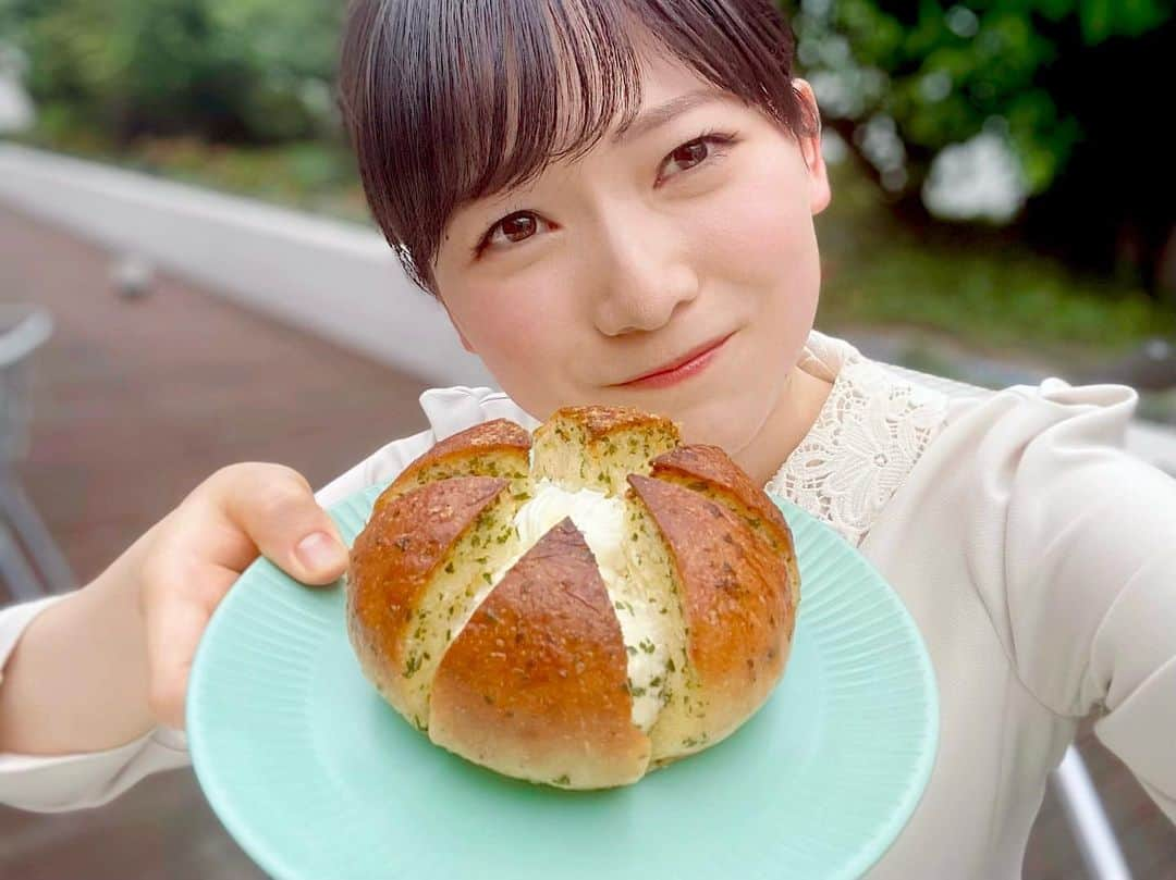 南雲穂波さんのインスタグラム写真 - (南雲穂波Instagram)「ニンニク･カロリー･罪悪感🥳 木曜日の#絶景めし には#俺のBakery のお取り寄せパンもご紹介しました🍞✨ ・ 二つ目に登場したのが… 俺のBakery 俺のイタリアンなどで有名な#俺の株式会社 が手がける#俺のベーカリー が、韓国で人気の#マヌルパン をいち早く日本で販売開始！🇰🇷 ・ #俺の罪悪パン パンの中にクリームチーズをたっぷりと入れ、ガーリックバターをこれでもかというほど染み込ませて焼いた罪悪感の塊、驚異の739キロカロリーです😨 袋を開けた瞬間からガーリックの匂いがすごい！ 甘いクリームチーズたっぷり、ジュワッと溢れ出すガーリックバターと合わさって罪な美味しさです🙀  放射状に切れ込みが入ったフォルムは、まるで花の都パリの街並みのよう✨ 学生時代に行ったパリ旅行で#エトワール凱旋門 の上から見た美しい眺望を思い出しました🇫🇷 VTR中に萱野さんが「これ分かった、凱旋門！」とバッチリあてていてお見事でした！ ・ #俺のEC #ドデスカ！#木曜ドデスペ #メーテレ #アナウンサー #メーテレアナウンサー #名古屋テレビ  #南雲穂波 #パンシェルジュ南雲 #もぐロケ #なぐもぐもぐ」7月3日 20時30分 - honami_nagumo_nbn