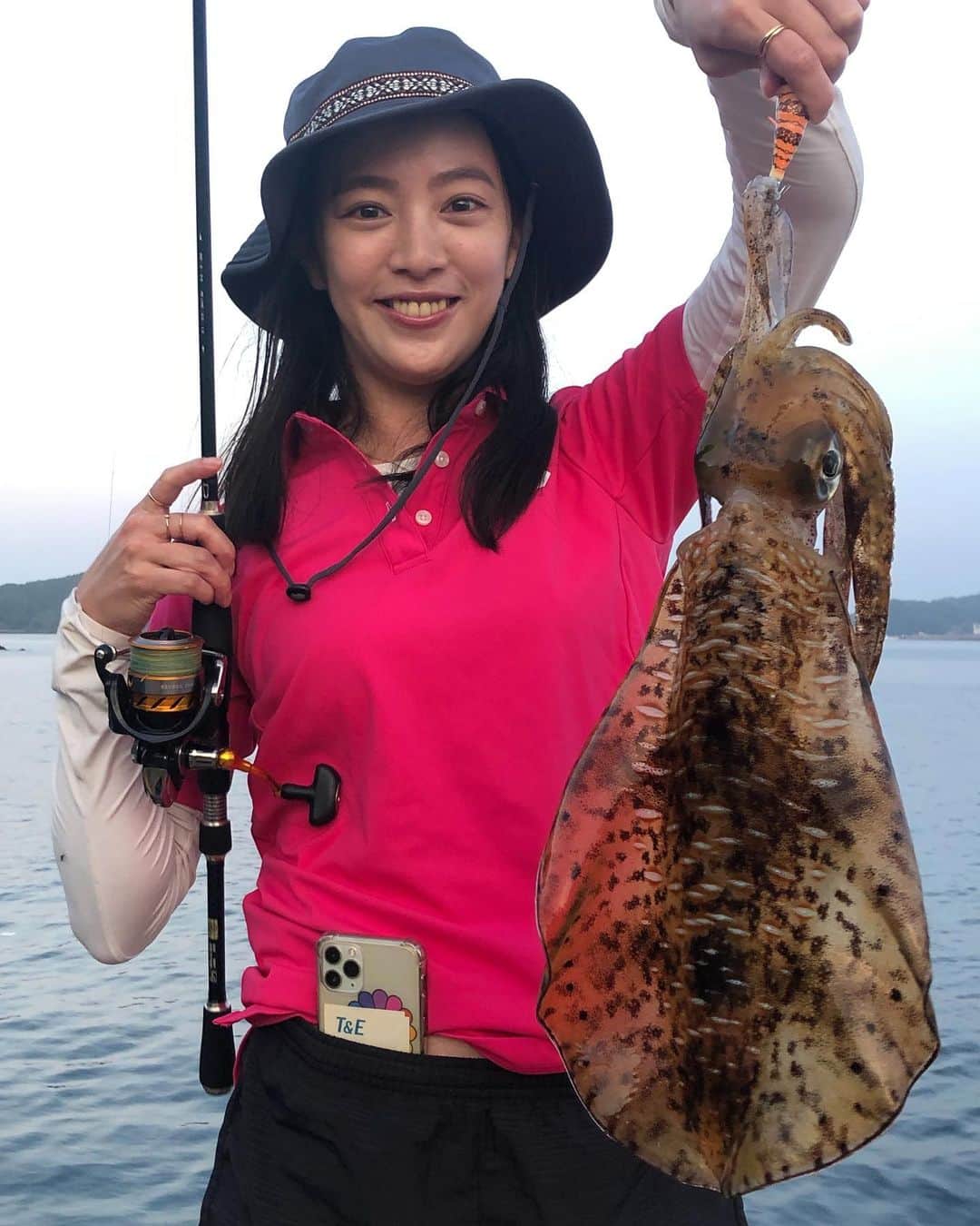 矢野由希子のインスタグラム：「隙間時間にエギングしてたら アオリイカが釣れたよ🥲 陸っぱりからイカ釣るのが 夢だったのだけど、不意に叶った🥲喜び 私には永遠に釣りきらないと思っていた🥲 ありがとういかくん🥲  そして右腕がかゆい原因が この写真で判明したよ。 蚊が止まってるの見えるかな？ アブとおもっていたから安心した🥲 虫除けしたんだけどなあ  #エギング #イカ #アオリイカ #🦑 #陸っぱり #釣り #まあまあ良型よね」