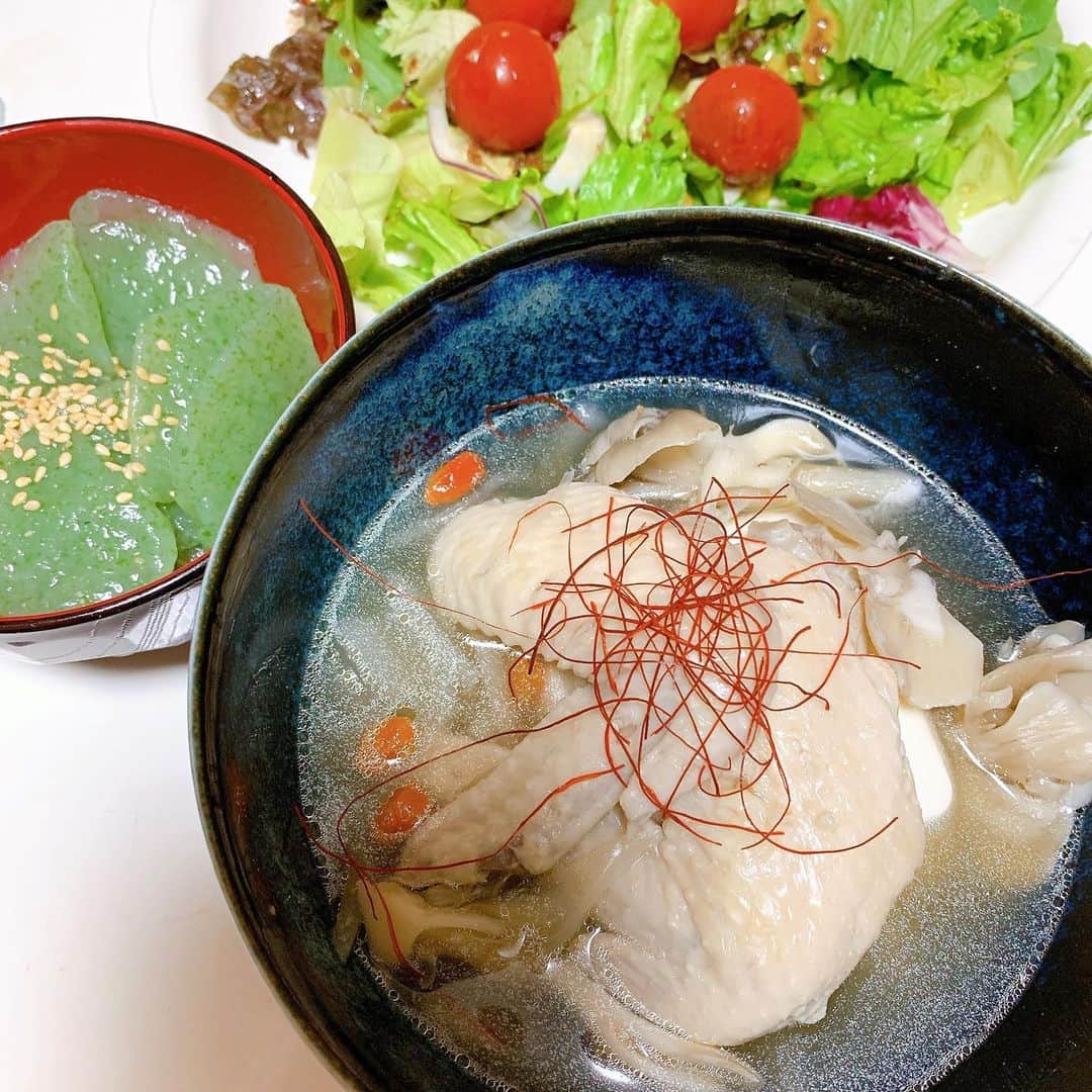 小松利昌のインスタグラム：「クコの実と八角入れたら薬膳感グッと増しました！ 本日の献立 手羽先と舞茸の薬膳スープ 刺身蒟蒻 サラダ（燻製ドレッシング  #自炊おじさん #薬膳  #自炊 #手羽先」