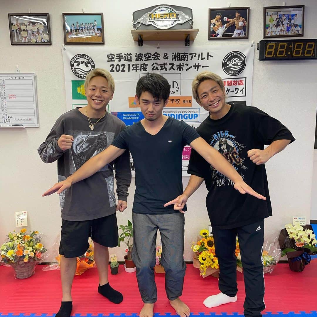 武尊さんのインスタグラム写真 - (武尊Instagram)「10代の頃から一緒に練習してきた波人が 自分の空手の道場をOPENするということで 練習後に龍矢とお祝いへ🎉 @hakukai_karate  波人おめでとう👏 チョークスリーパーで道場破りしときました。 昔の写真懐かしい。。 @namitoizawa @tatsuya.oiwa」7月3日 21時02分 - k1takeru