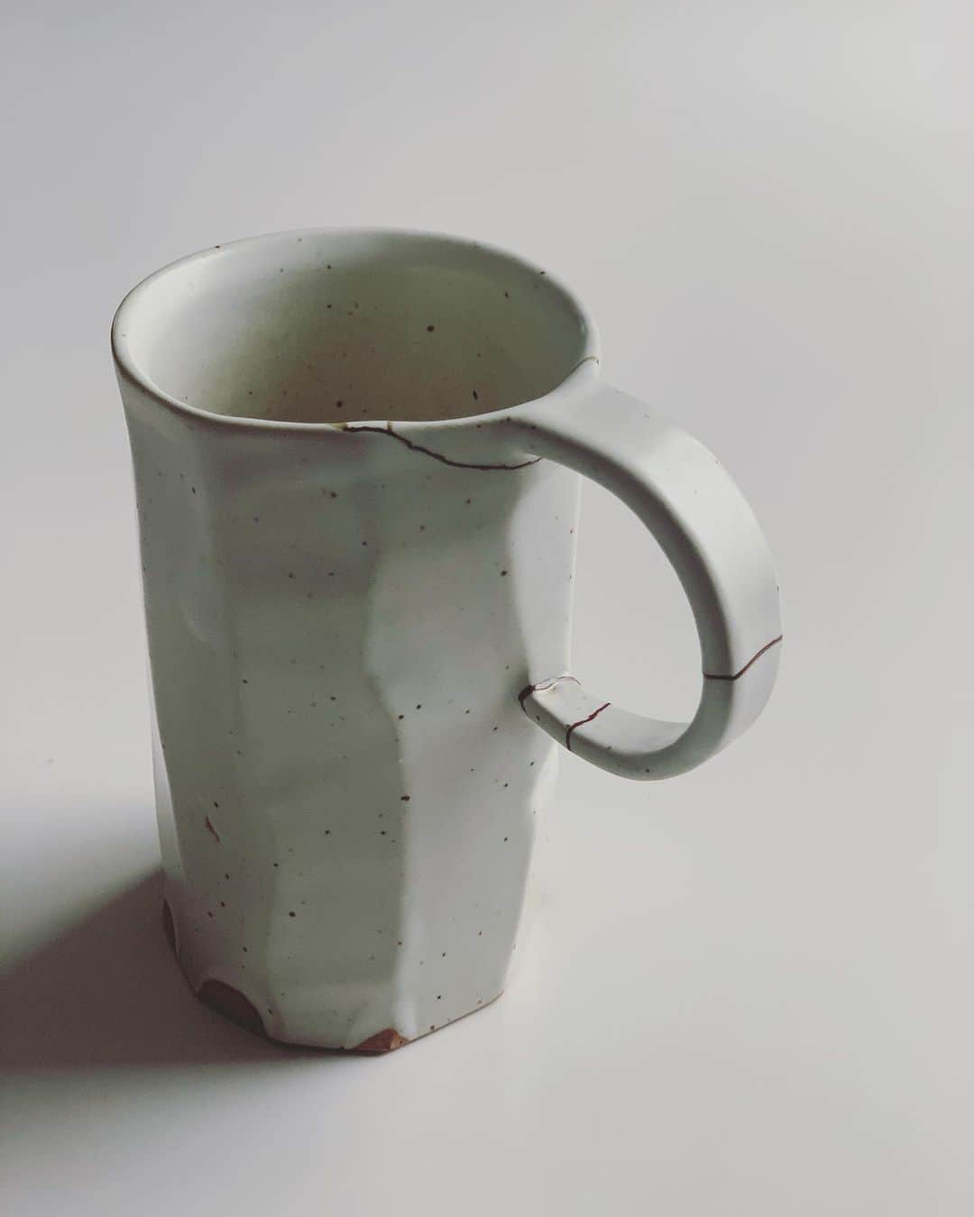 樋場早紀のインスタグラム：「溜漆で継いでもらったカップ。 金に劣らない良さがありますね^ ^」