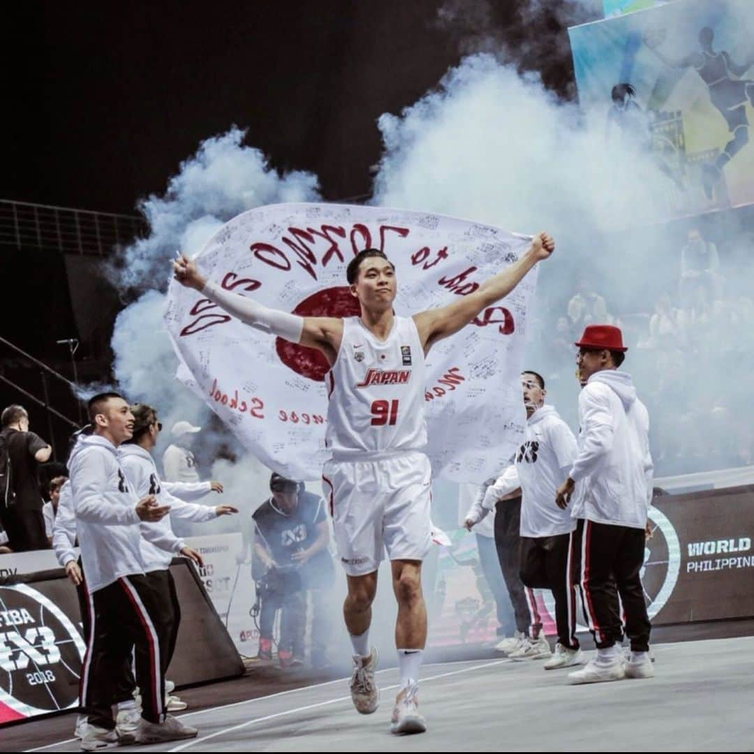 落合知也のインスタグラム：「この度東京2020オリンピック3x3男子日本代表に内定致しました。 ここまで決して簡単な事はなく、大変な道のりでしたが、まだスタートラインに立っただけなので、終わったら改めて色々な想いを話させて下さい。 ひとつだけ伝えたいこと。 2013年に3x3日本代表が発足され、ここに至るまで、スタッフや選手含めても今の代表メンバーにいるのは自分だけ。 ここまで一緒に日本の3x3を築き上げてきた仲間やスタッフの気持ちを背負い、覚悟を持って戦います。」