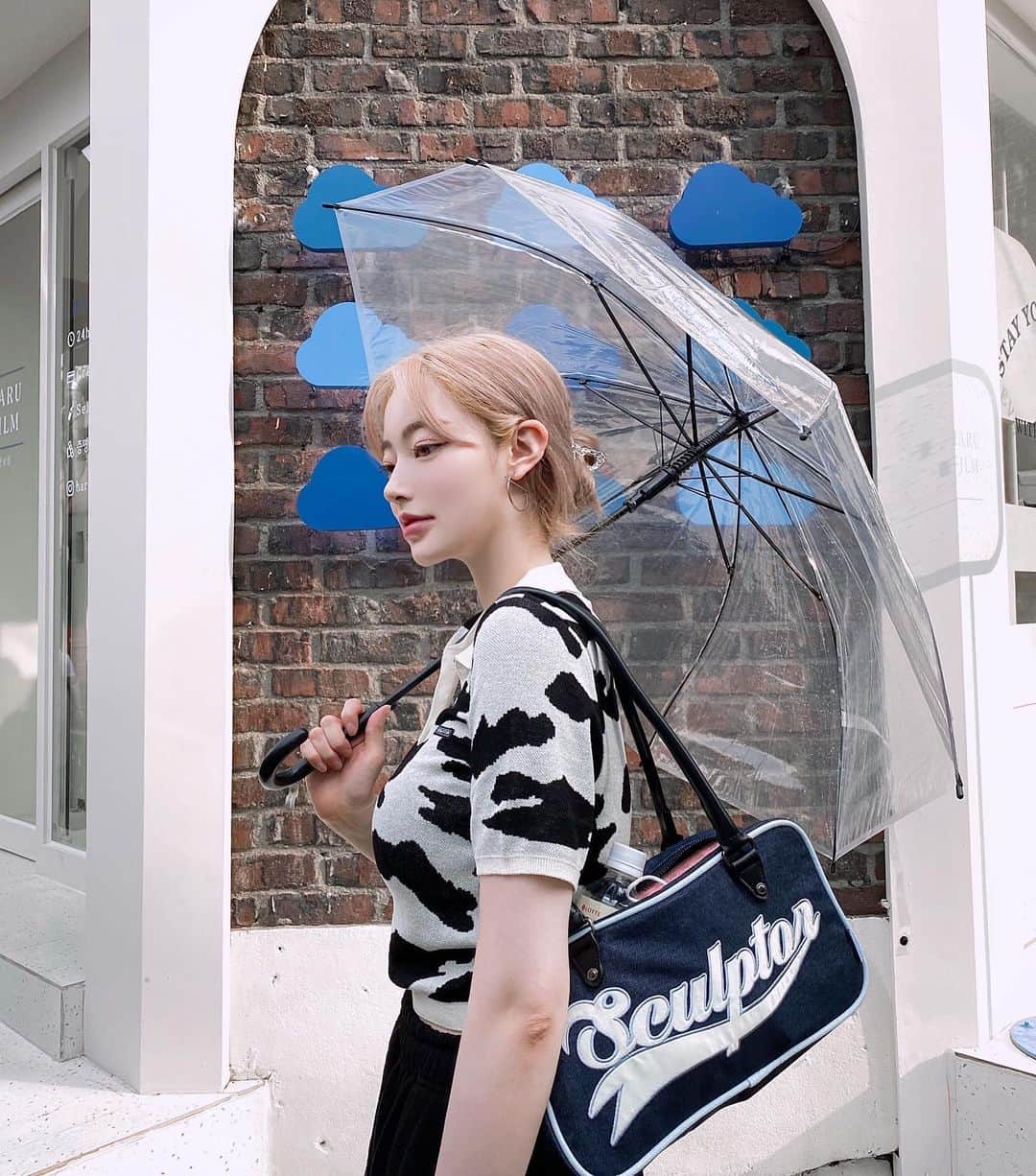 キム・チョンアさんのインスタグラム写真 - (キム・チョンアInstagram)「#하루필름 포토존에선 우산도 소품이 되어버리는🤍  비오는 날에도 사진 남기구 가세요오 ☁️☁️☁️」7月3日 21時09分 - 94_j.a